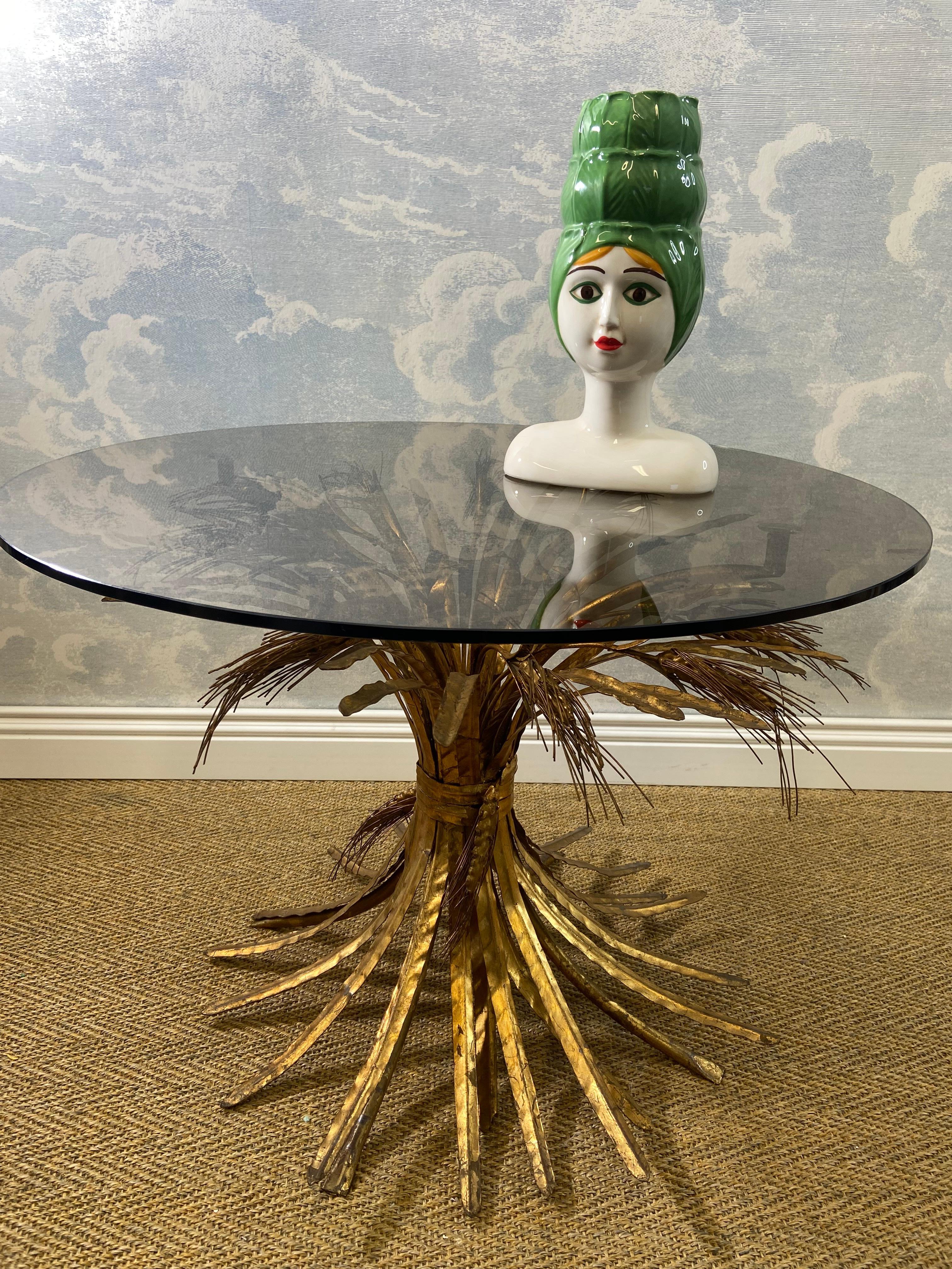 Table d'appoint Hollywood Regency dorée en forme de gerbe de blé dans le style de Robert Goossens en vente 4