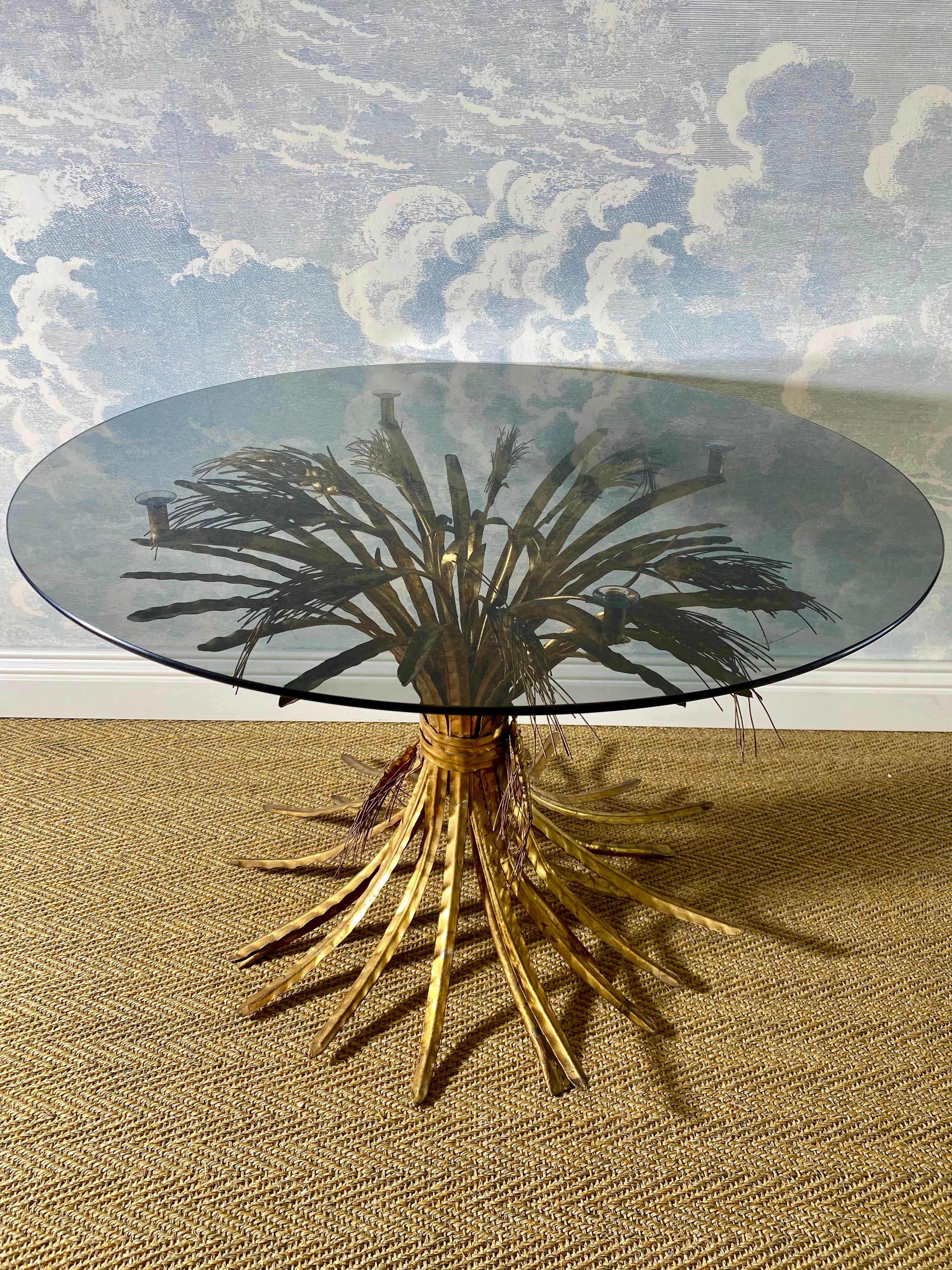 Cette superbe table d'appoint ou table basse en forme de gerbe de blé dans le style du bijoutier français Robert Goossens (connu sous le nom de Monsieur Bijou) se distingue par ses couronnes détaillées.  

Bien qu'aucune marque de fabricant ne soit