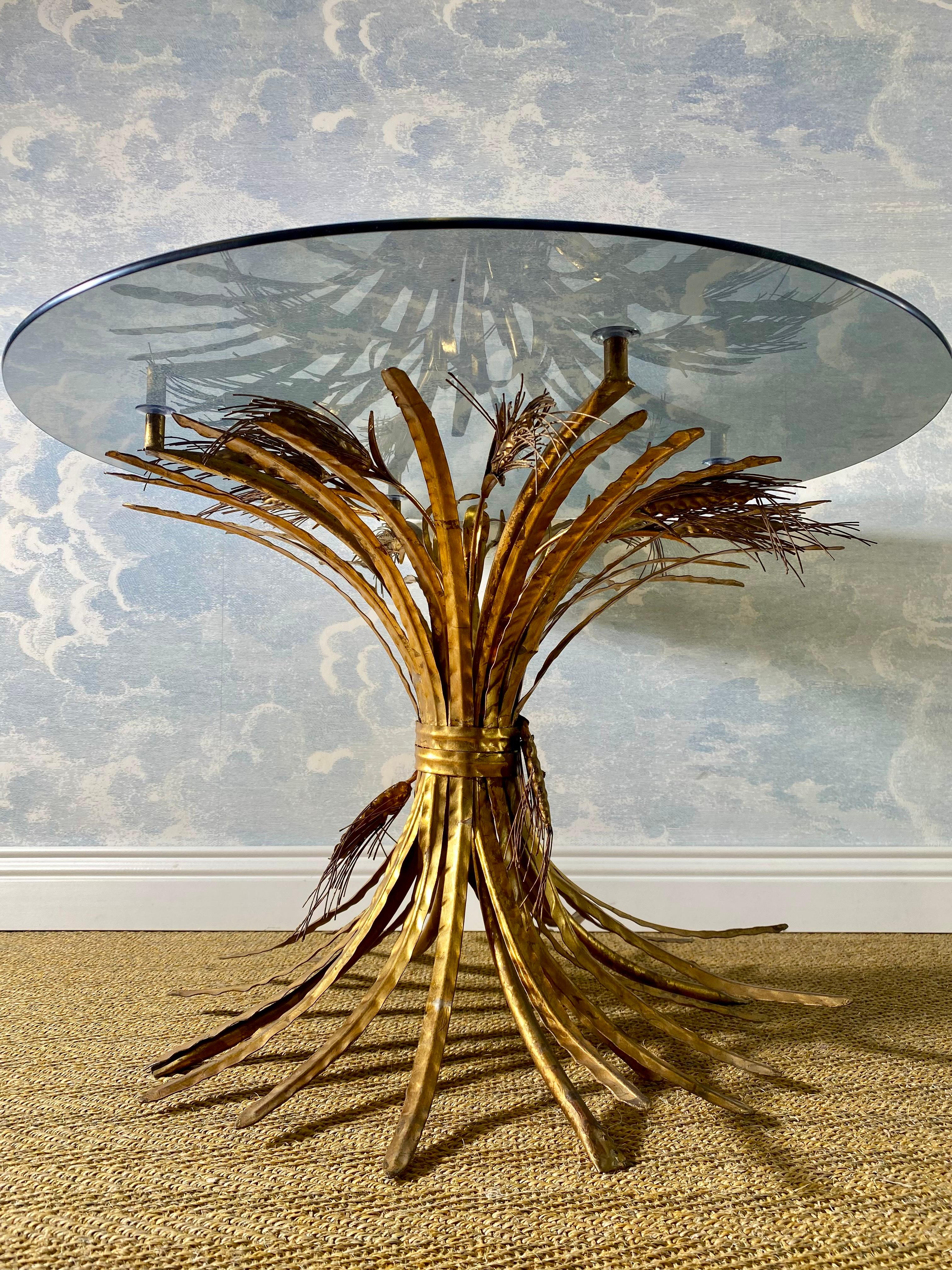 Français Table d'appoint Hollywood Regency dorée en forme de gerbe de blé dans le style de Robert Goossens en vente