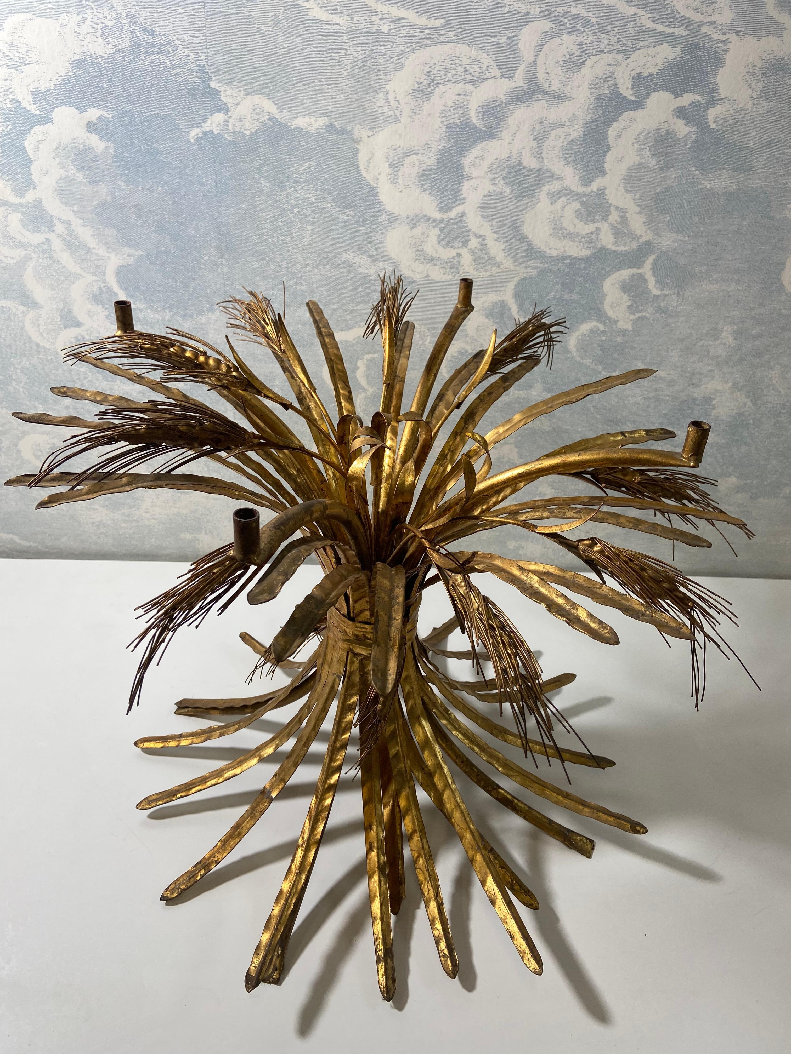 Fin du 20e siècle Table d'appoint Hollywood Regency dorée en forme de gerbe de blé dans le style de Robert Goossens en vente
