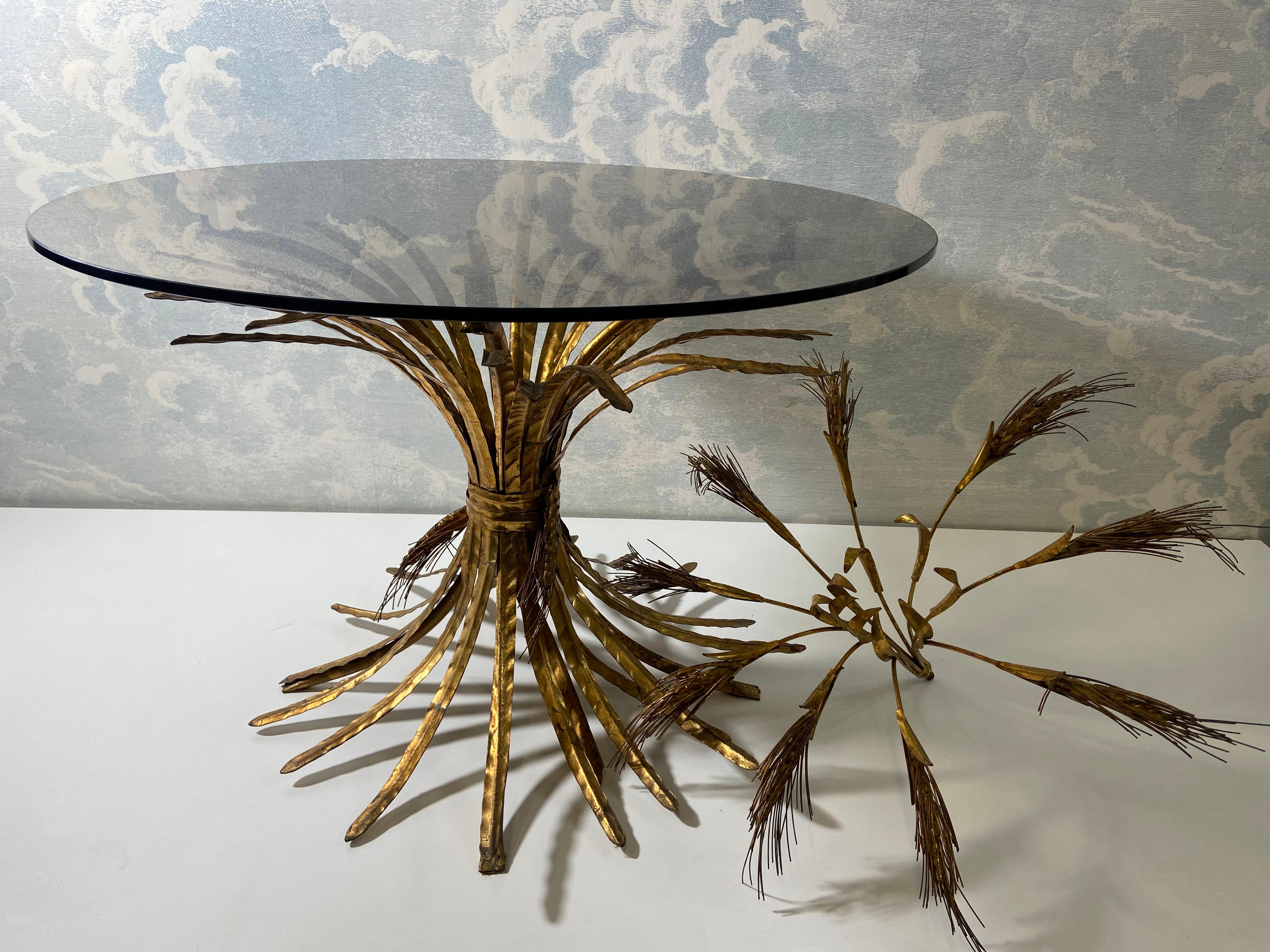 Table d'appoint Hollywood Regency dorée en forme de gerbe de blé dans le style de Robert Goossens en vente 2