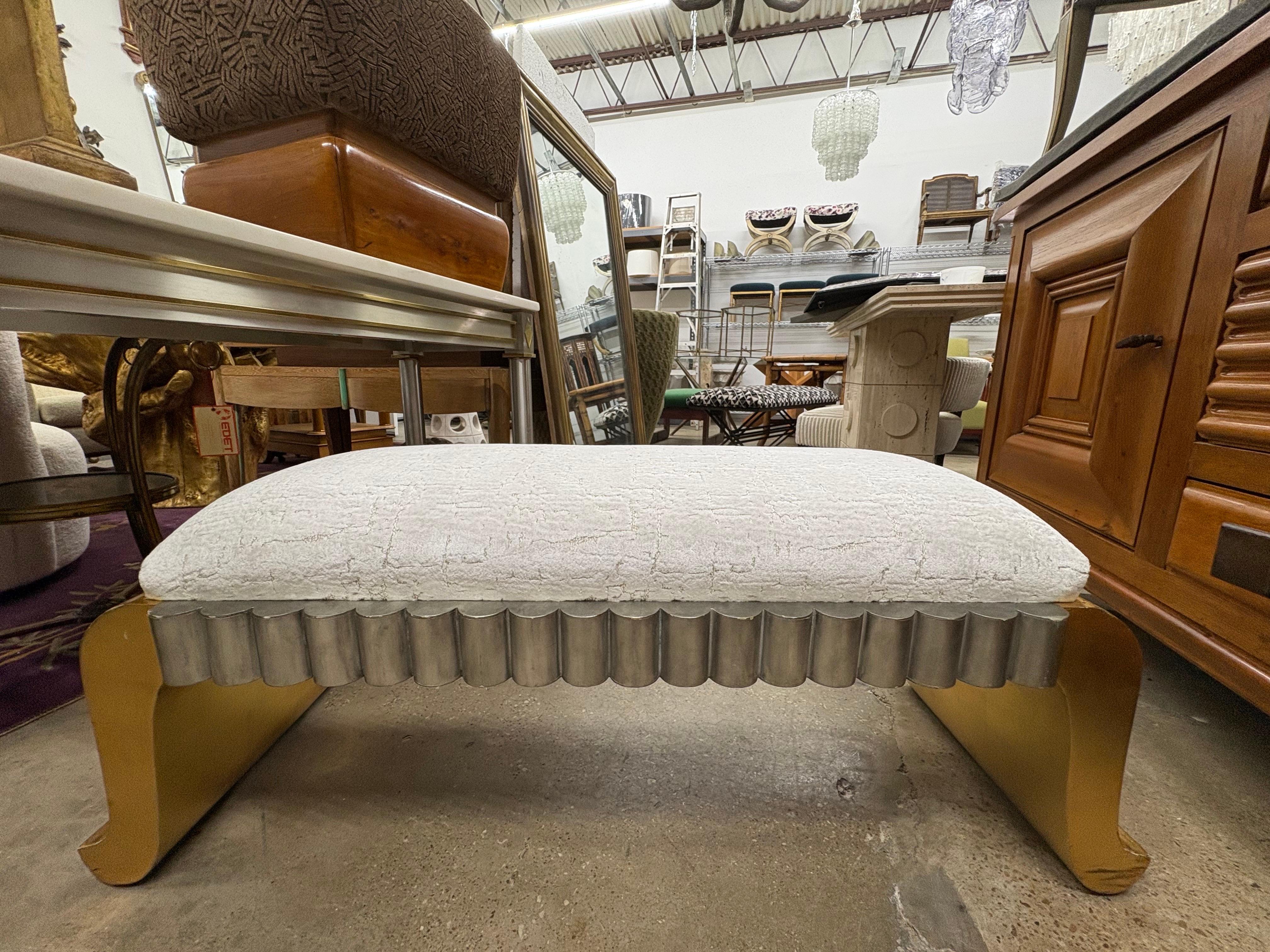 Banc Hollywood Regency Giltwood.
Nous vous proposons un superbe banc en bois doré argenté et doré de style Régence hollywoodienne. Ce banc sculptural du milieu du siècle est de taille généreuse et a été nouvellement tapissé dans un tissu chenille