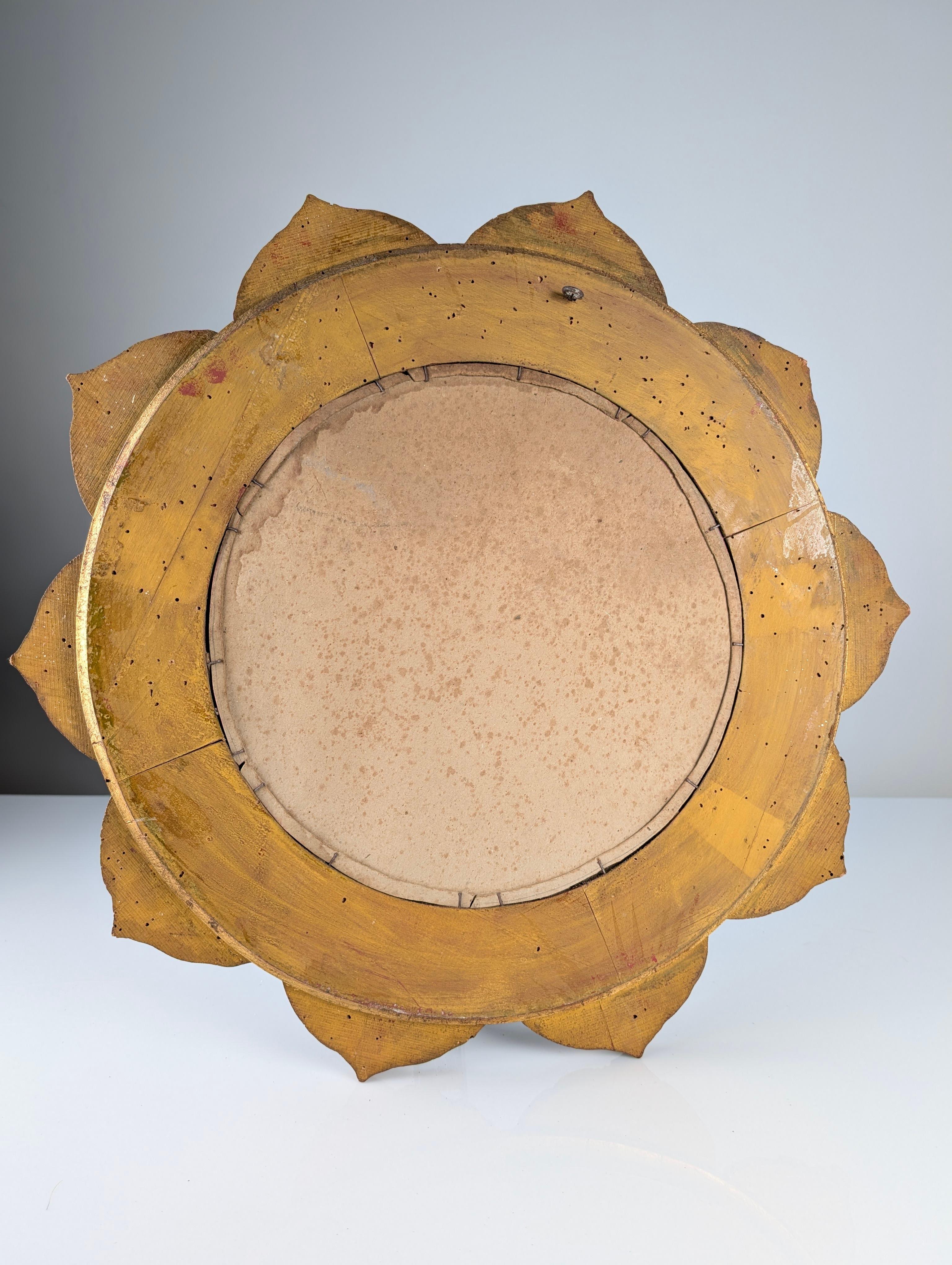 Espejo Sunburst Hollywood Regency de madera dorada tallada con flores, Francia Años 50 en Bueno estado para la venta en Benalmadena, ES