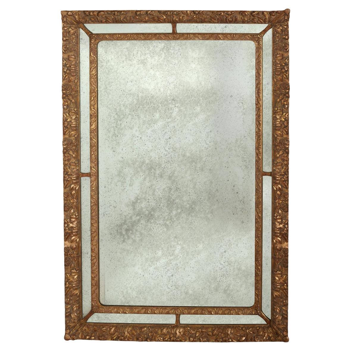 Specchio grande Hollywood Regency in legno dorato con rilievi floreali in gesso in vendita