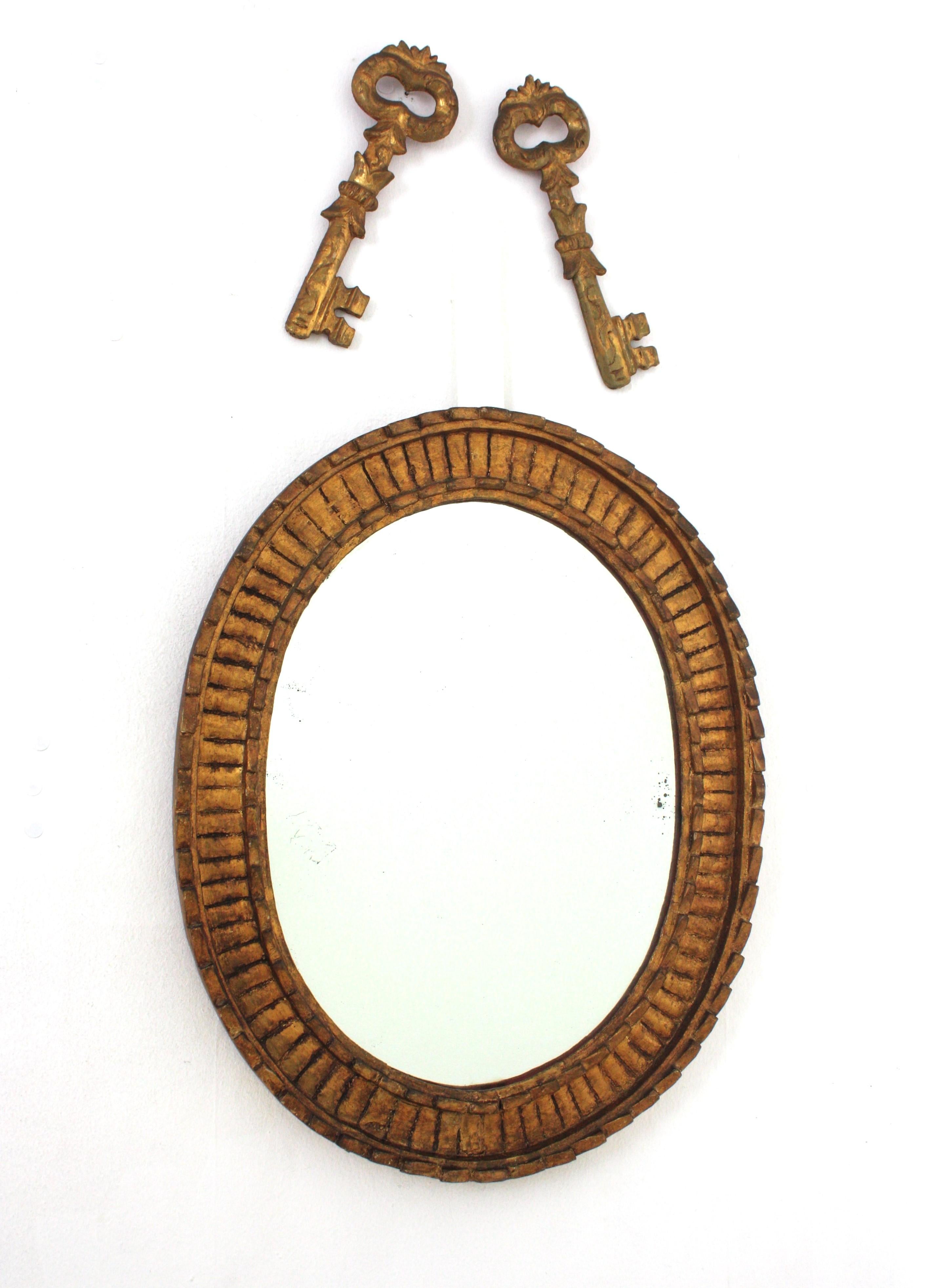 Miroir ovale Hollywood Regency en bois doré avec clés décoration murale en vente 3
