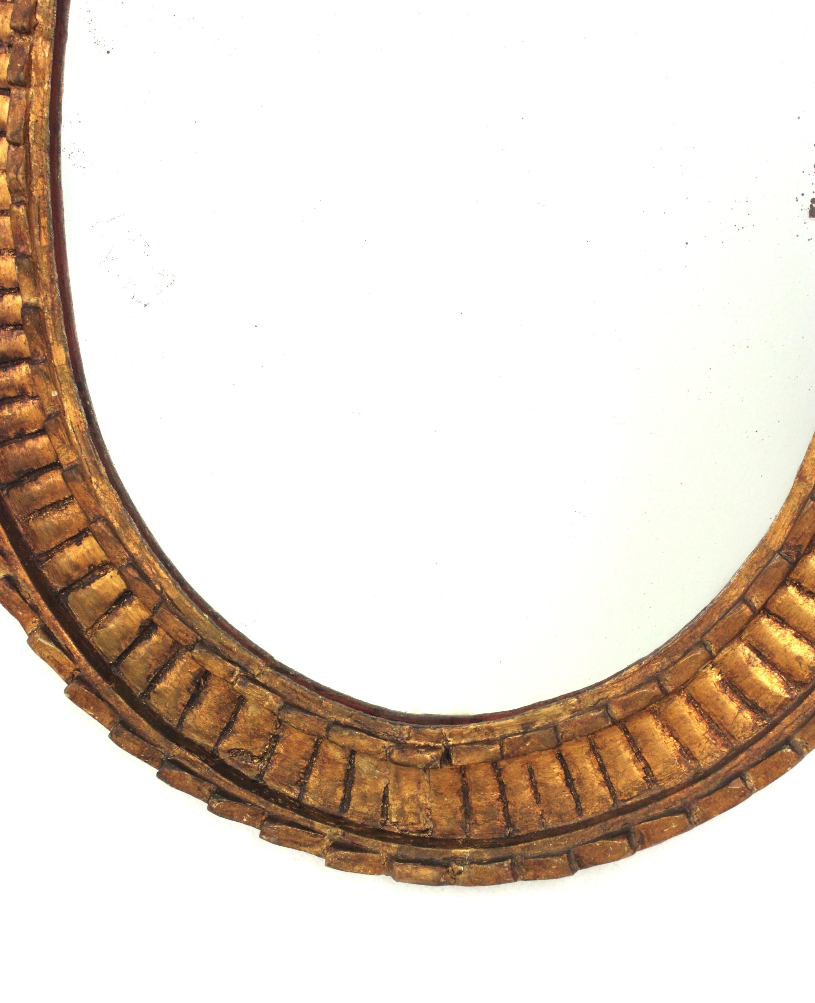 Miroir ovale Hollywood Regency en bois doré avec clés décoration murale en vente 6