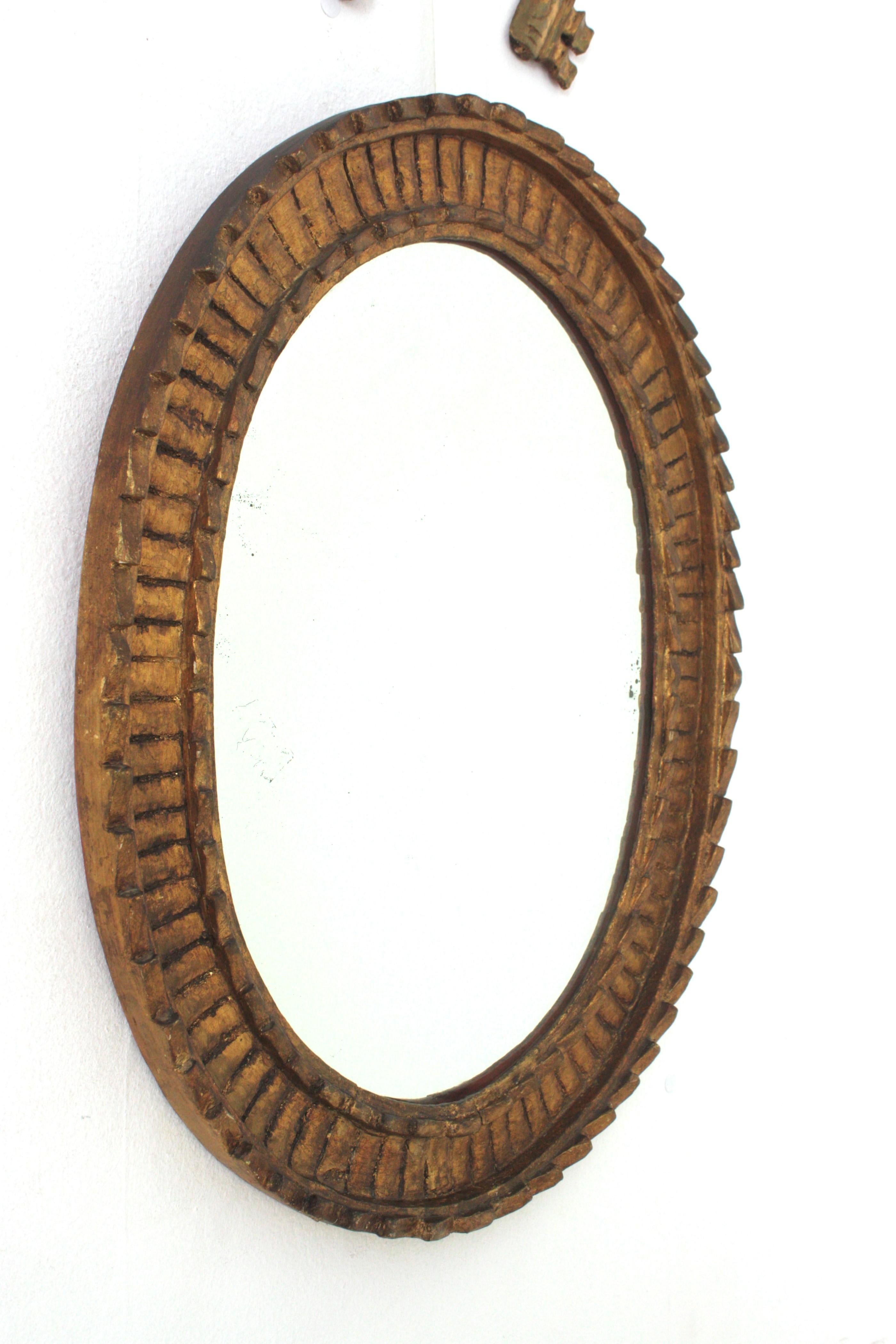 Miroir ovale Hollywood Regency en bois doré avec clés décoration murale en vente 7