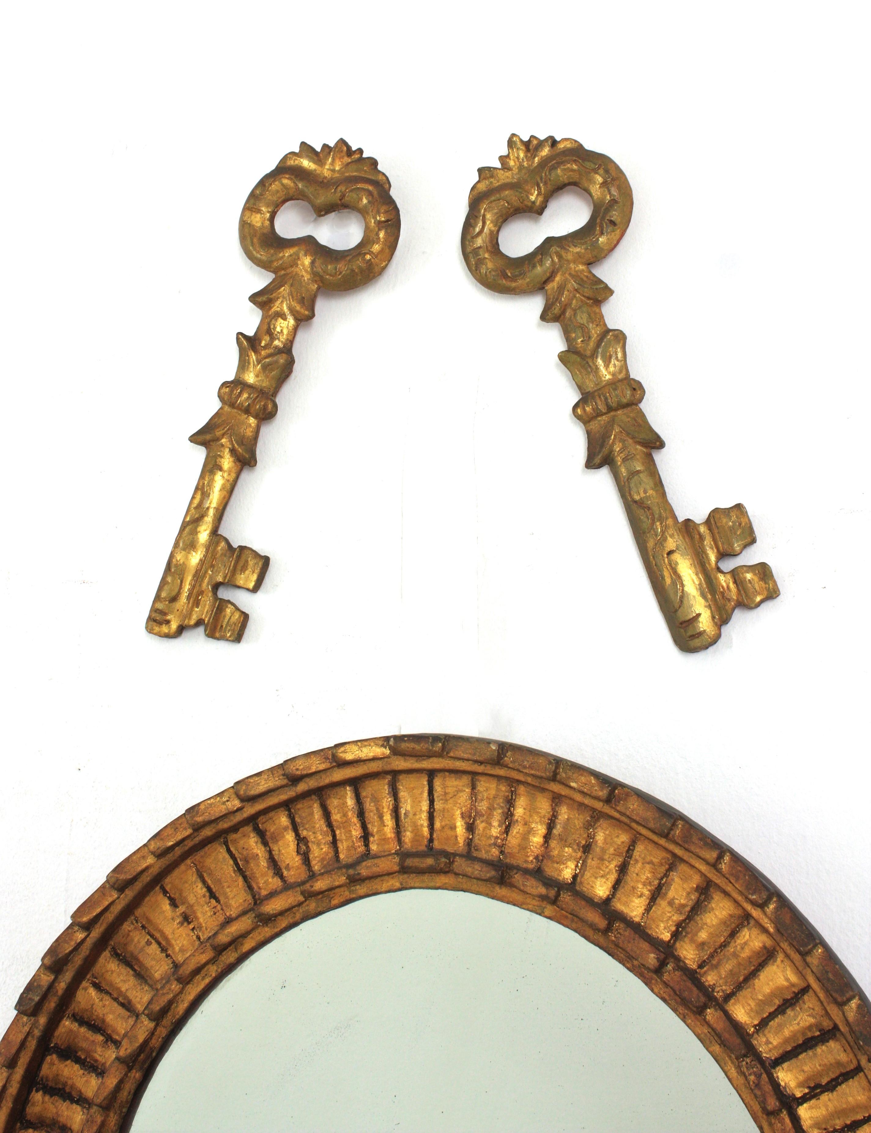 Mid-Century Modern Miroir ovale Hollywood Regency en bois doré avec clés décoration murale en vente