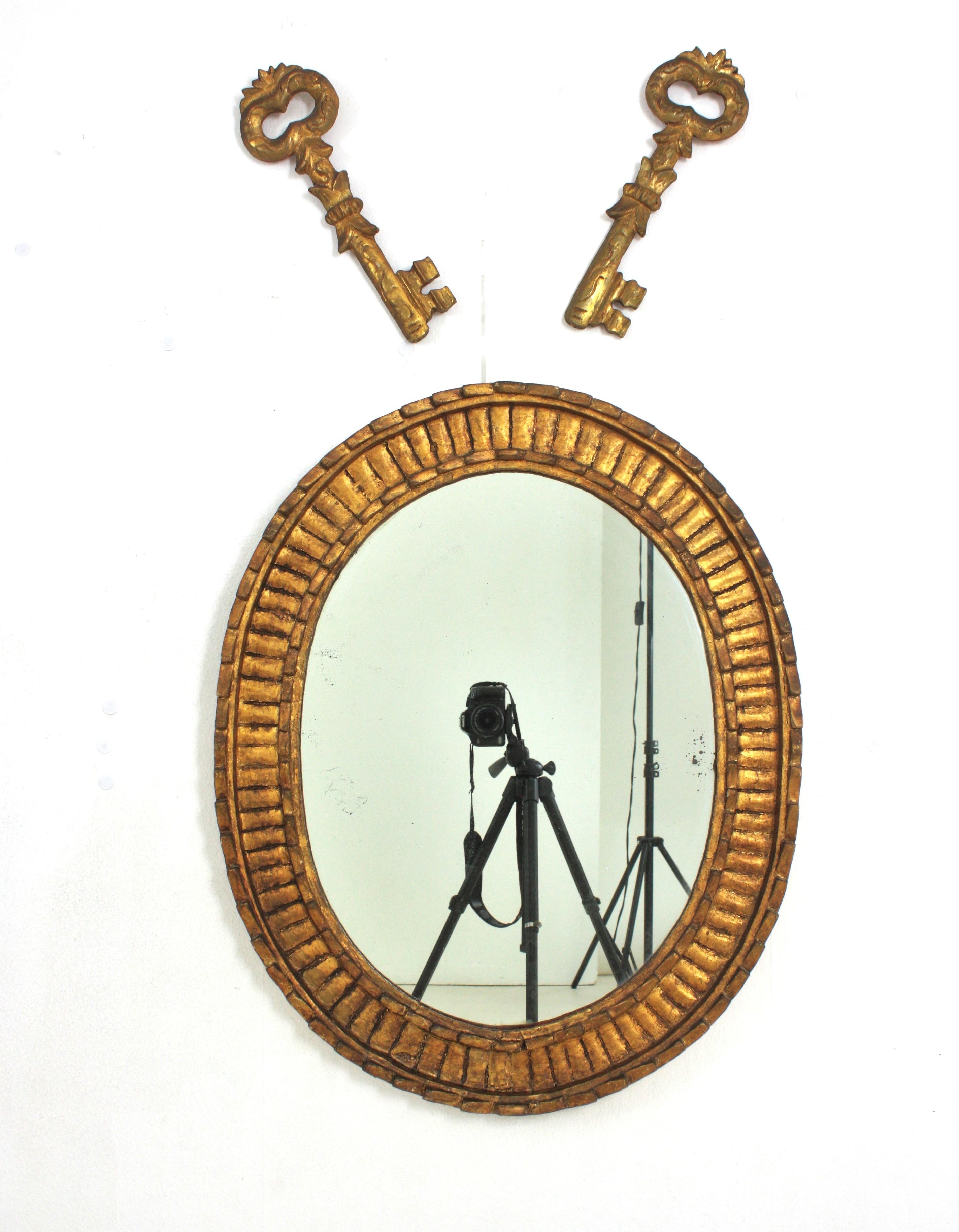 Espagnol Miroir ovale Hollywood Regency en bois doré avec clés décoration murale en vente