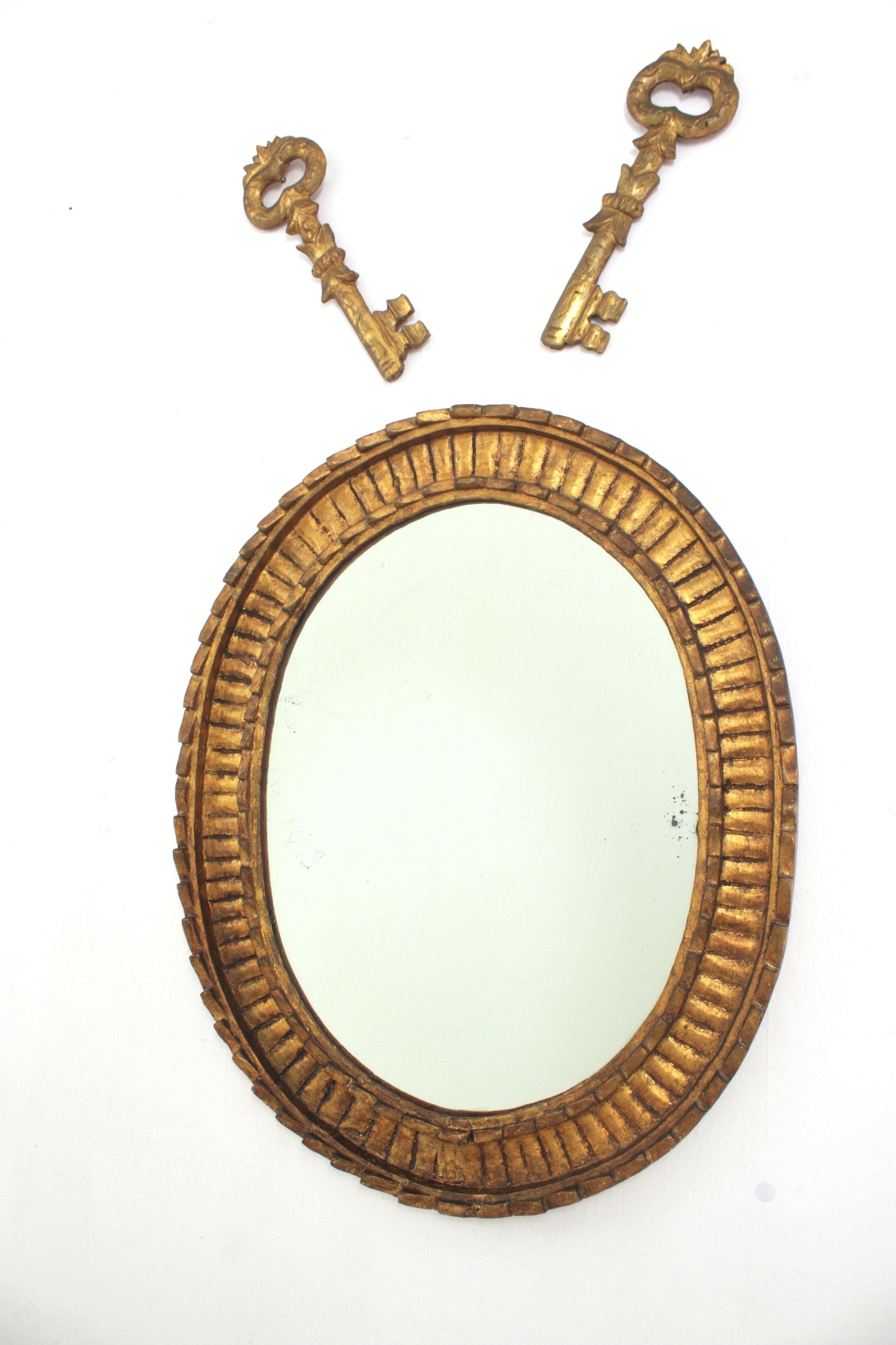 20ième siècle Miroir ovale Hollywood Regency en bois doré avec clés décoration murale en vente