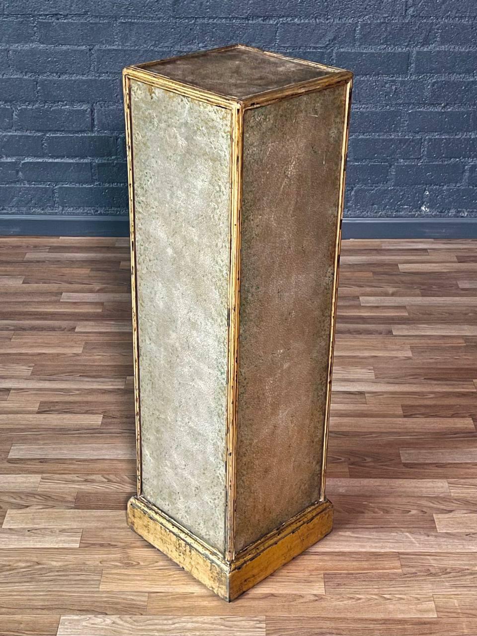 Condizioni: Condizioni originali d'epoca
Materiali: Vetro dipinto invertito, legno d'orato

Questo piedistallo Hollywood Regency, realizzato negli Stati Uniti intorno agli anni '60, presenta eleganti pannelli in vetro dipinti al contrario e