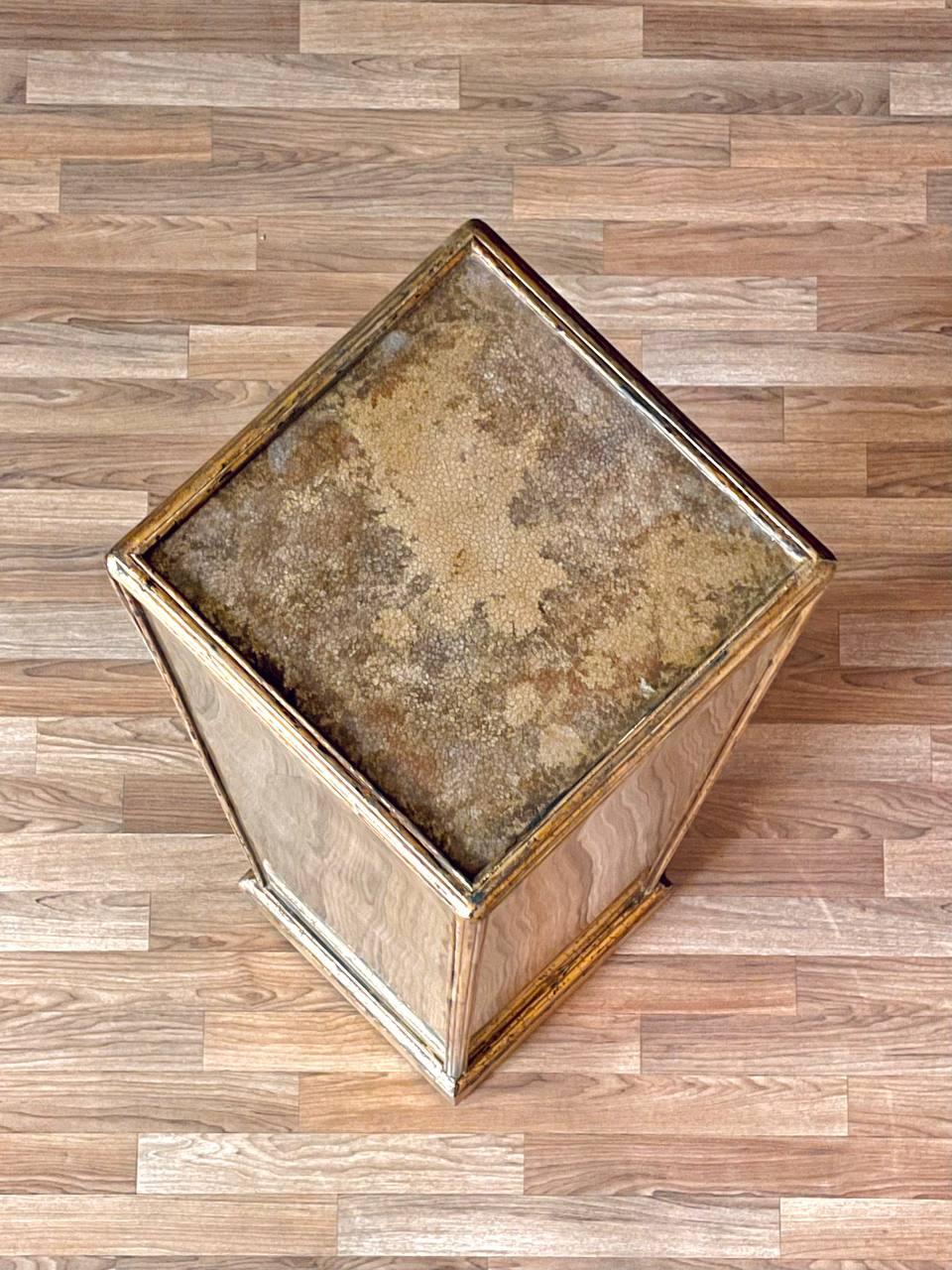 Metà XX secolo Piedistallo Hollywood Regency in legno dorato con pannelli di vetro invertiti in vendita