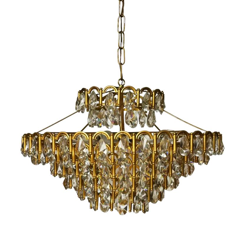 Ein wunderschöner und glamouröser Vintage-Kristalllüster, wahrscheinlich aus Italien oder Frankreich aus den 1960er Jahren. Es verfügt über ein Gold / Messing  Umrahmung mit vielen schönen Glaskristallen. Getestet und funktionsfähig. Man braucht 10