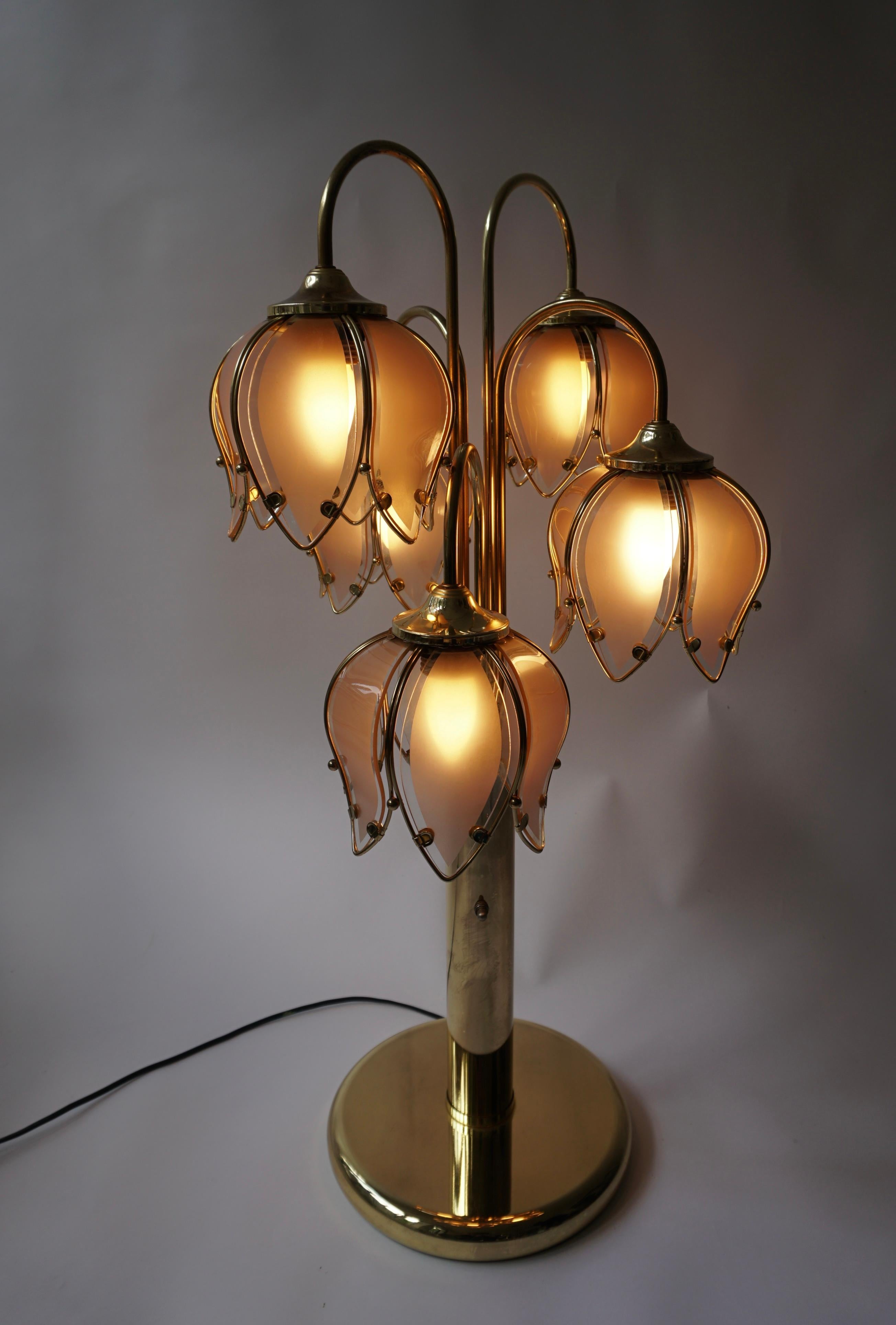 Hollywood Regency Glas und Messing 5 Arm Tulip Lotus Lampe 1970s (Italienisch) im Angebot