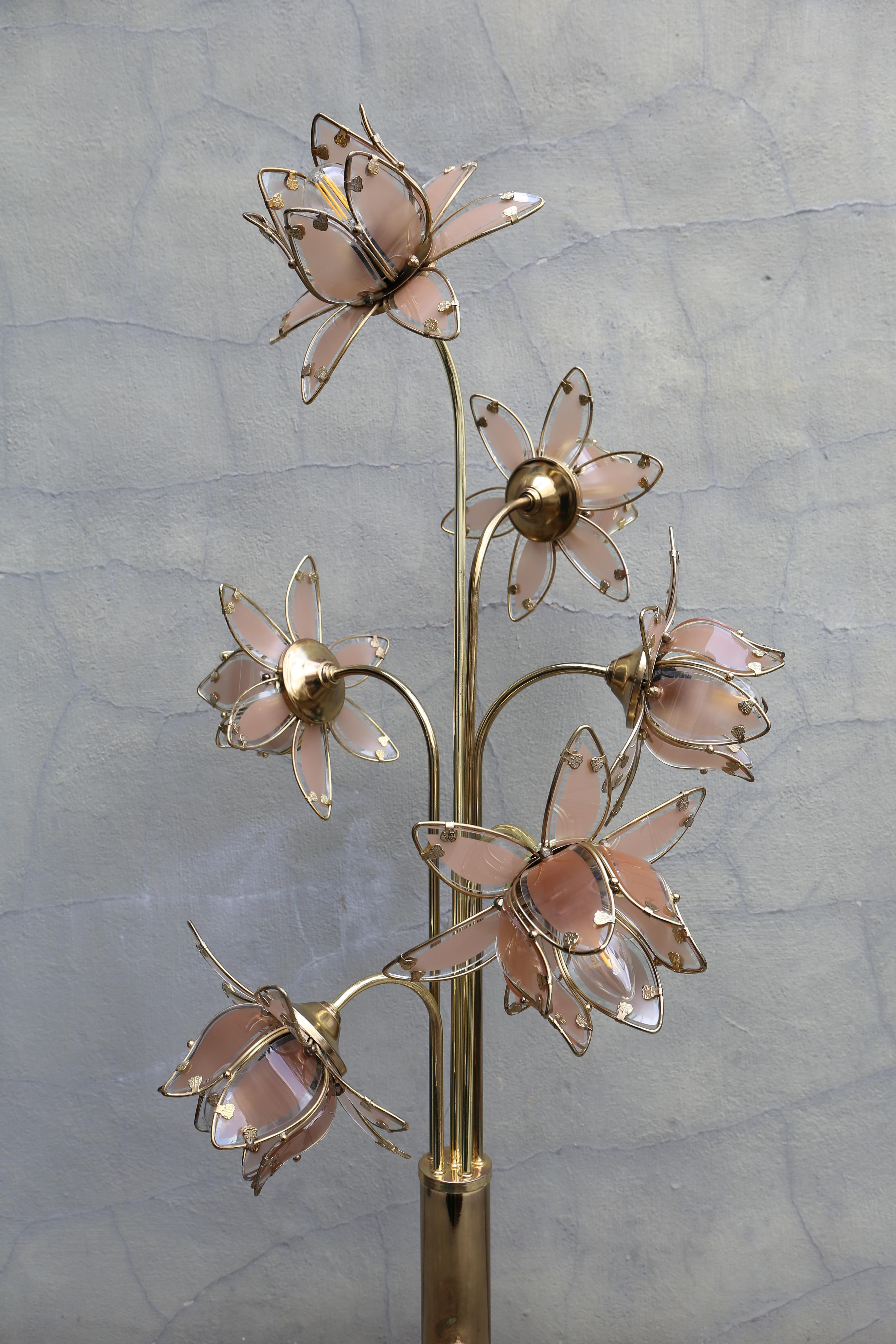 Lampada Hollywood Regency in vetro e ottone a 6 bracci Tulip Lotus anni '70 in vendita 4