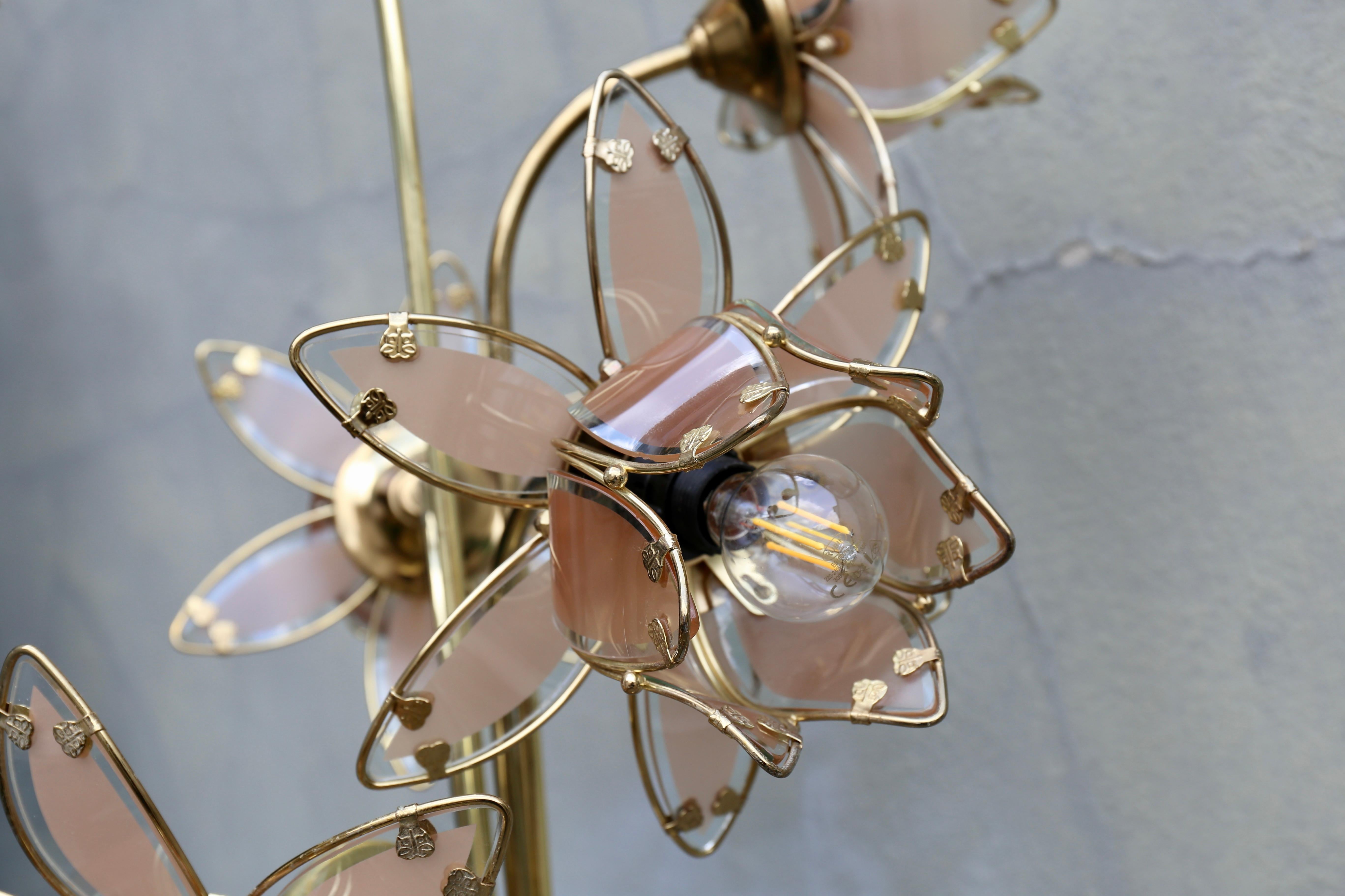 Lampada Hollywood Regency in vetro e ottone a 6 bracci Tulip Lotus anni '70 in vendita 6