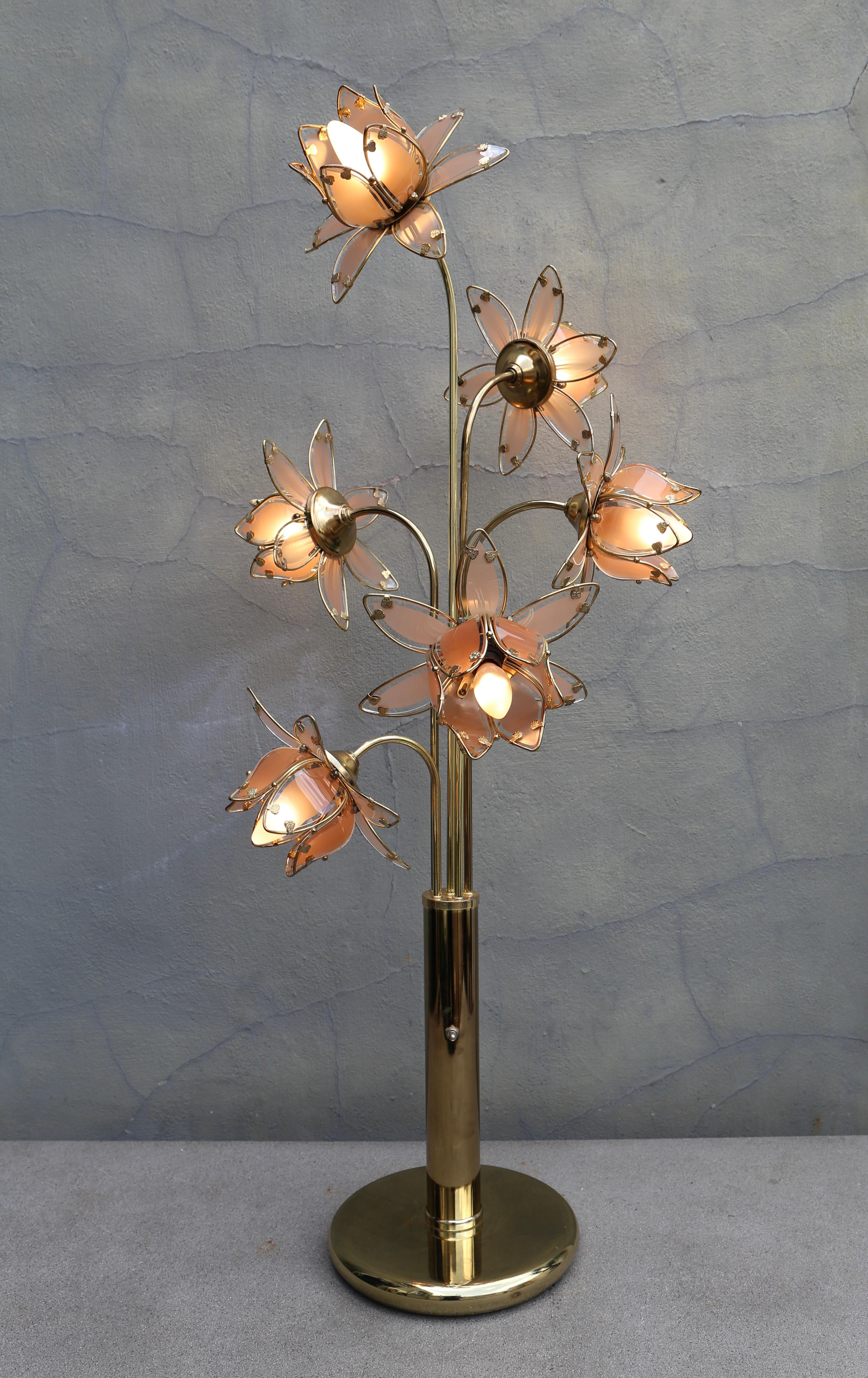 Lampada a fiore in vetro rosa Hollywood Regency Art Deco, lampada da tavolo in vetro acidato Modernist Italian Vintage Mid Century Brass.
Eleganza della lampada da terra Lotus Tulip in vetro e ottone - Design Vintage

Aggiungi un tocco di