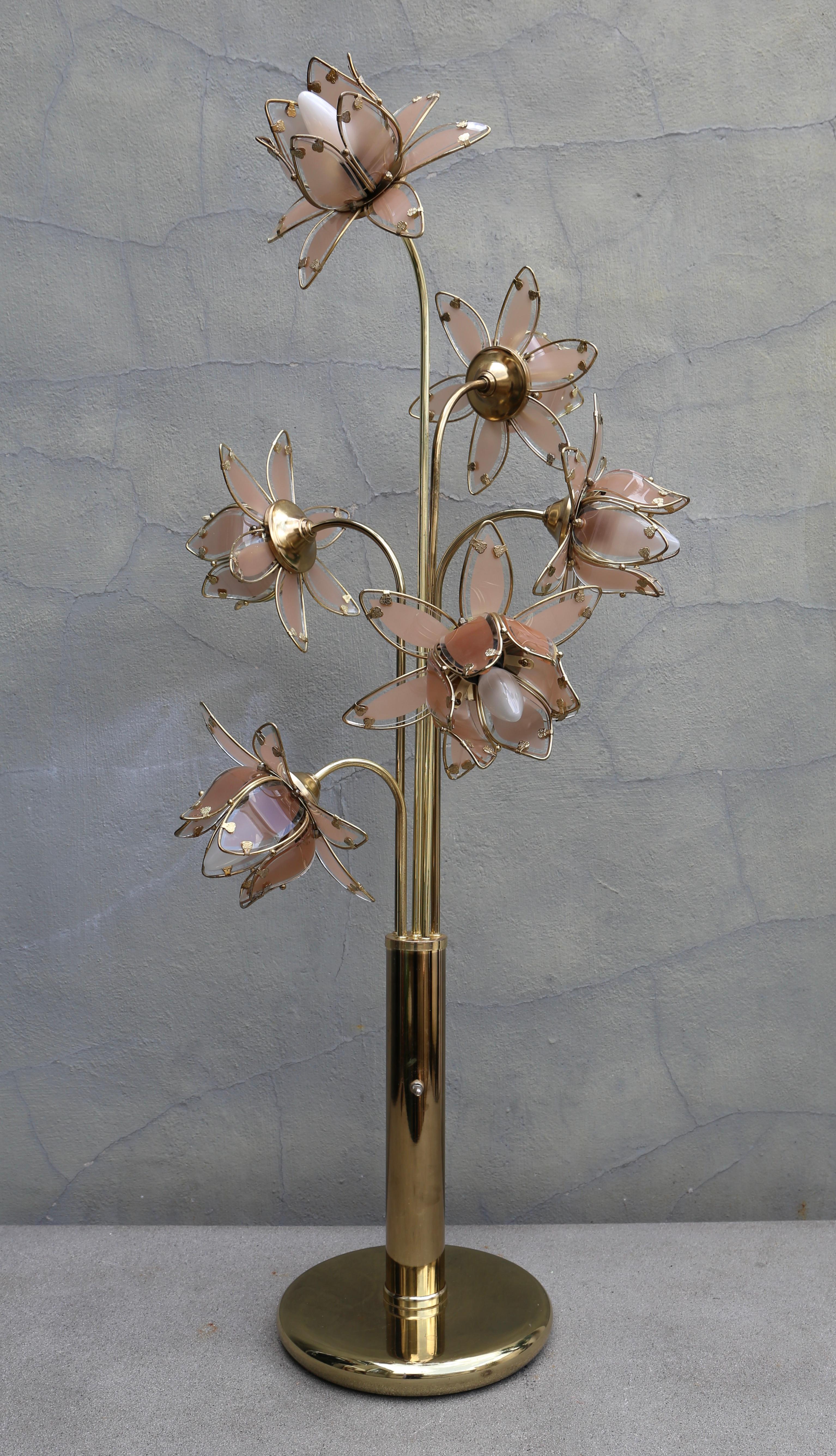 Italiano Lampada Hollywood Regency in vetro e ottone a 6 bracci Tulip Lotus anni '70 in vendita