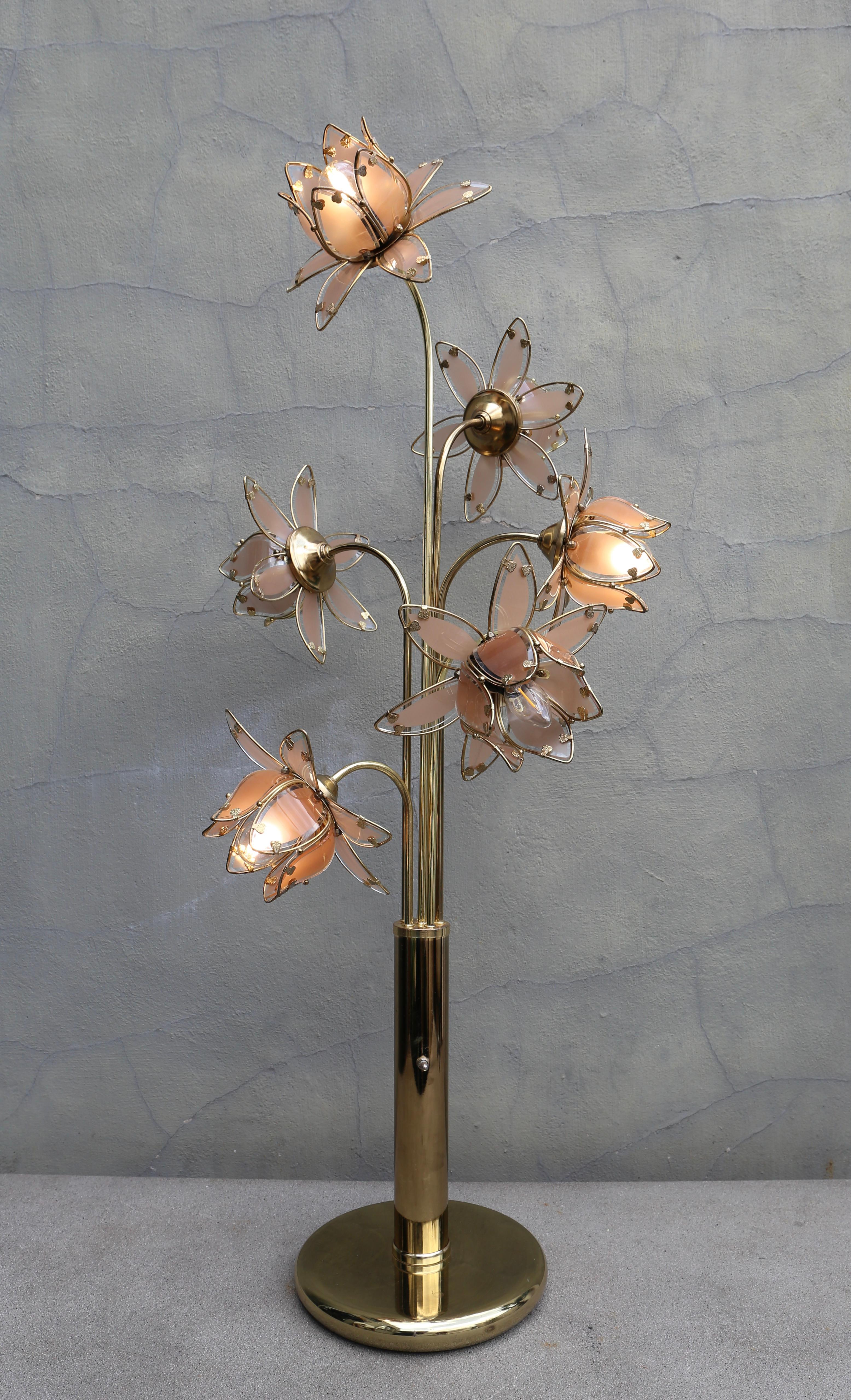 Lampada Hollywood Regency in vetro e ottone a 6 bracci Tulip Lotus anni '70 In condizioni buone in vendita a Antwerp, BE