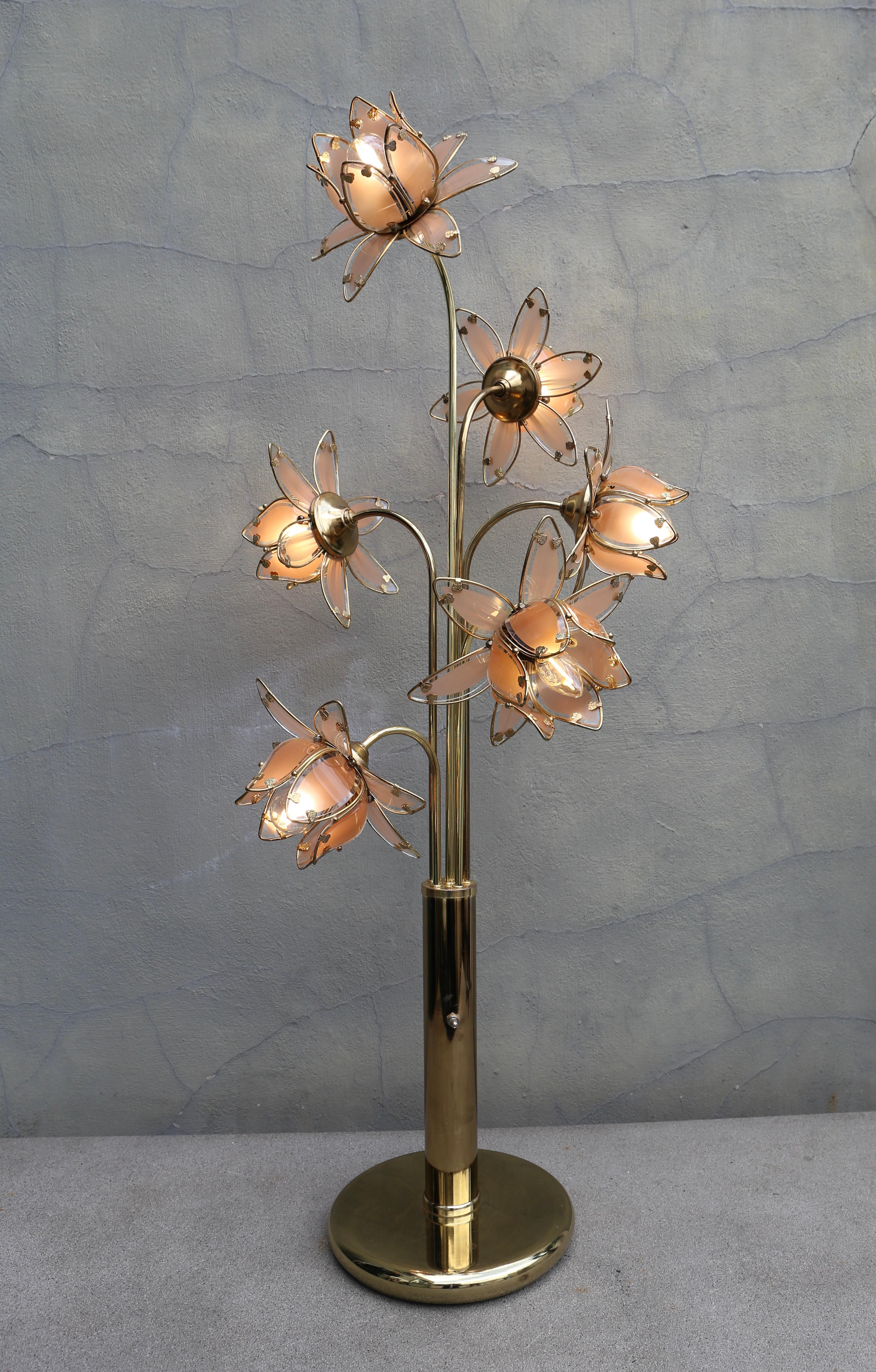 Ottone Lampada Hollywood Regency in vetro e ottone a 6 bracci Tulip Lotus anni '70 in vendita