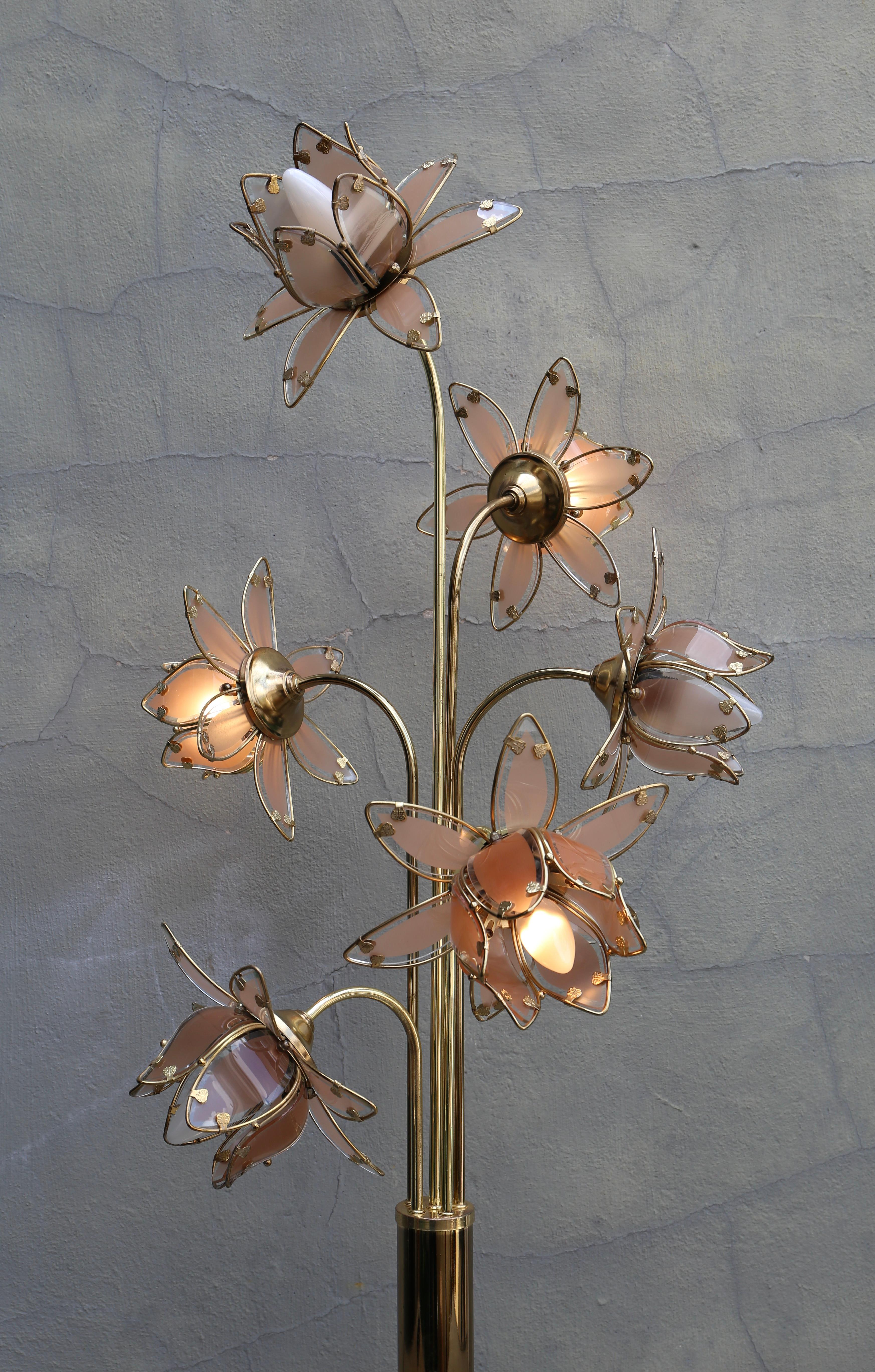 Lampada Hollywood Regency in vetro e ottone a 6 bracci Tulip Lotus anni '70 in vendita 1
