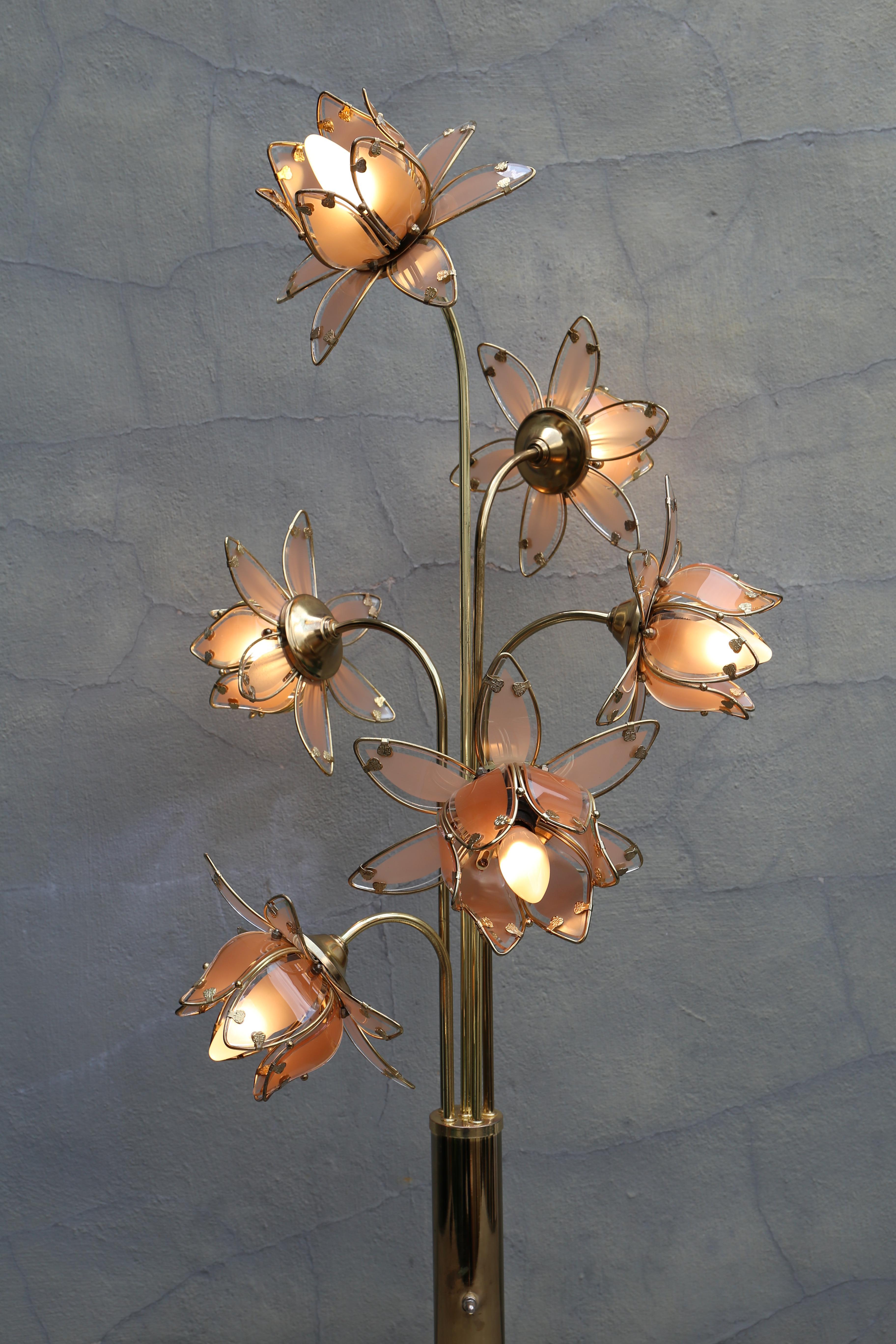Lampada Hollywood Regency in vetro e ottone a 6 bracci Tulip Lotus anni '70 in vendita 2