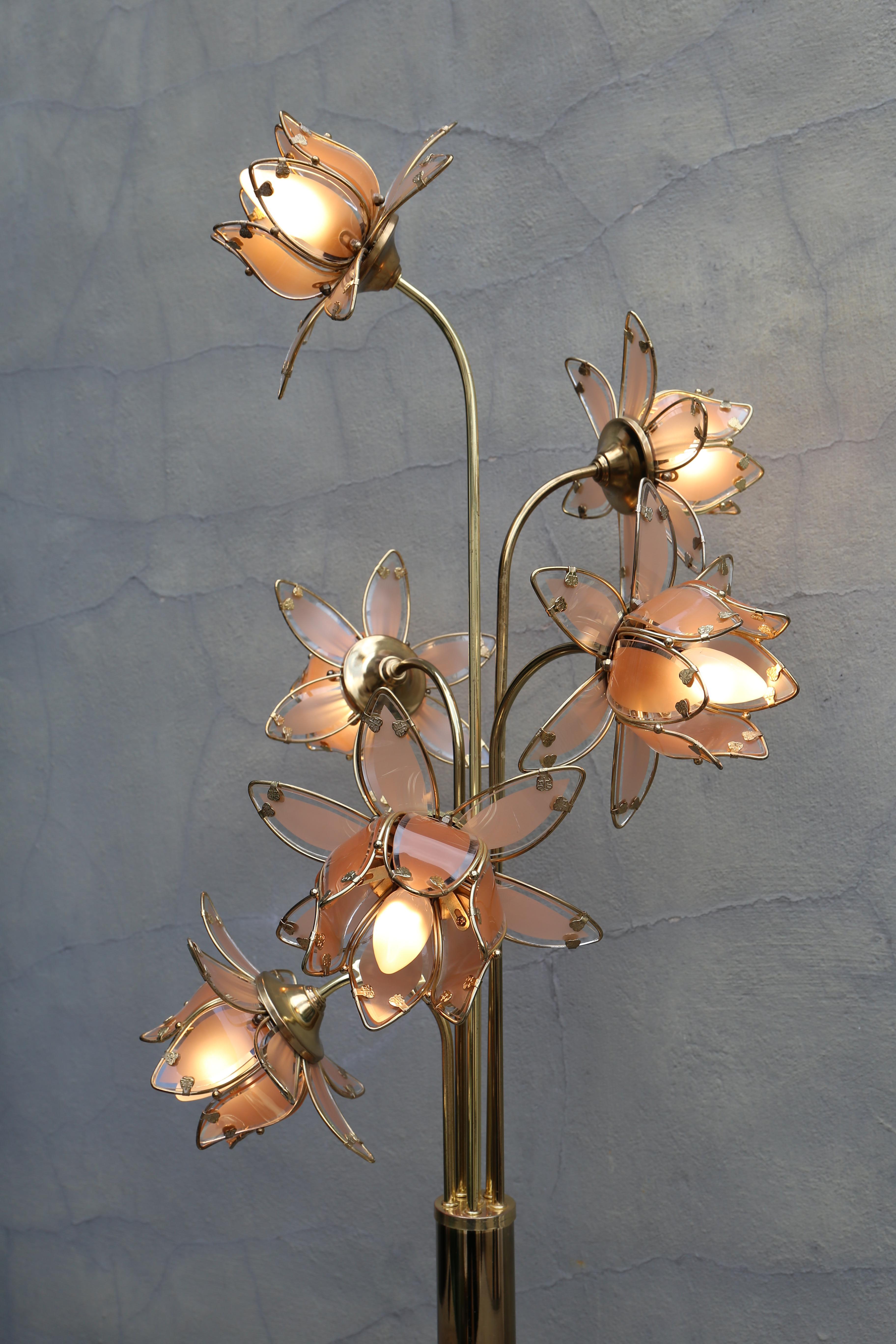 Lampada Hollywood Regency in vetro e ottone a 6 bracci Tulip Lotus anni '70 in vendita 3