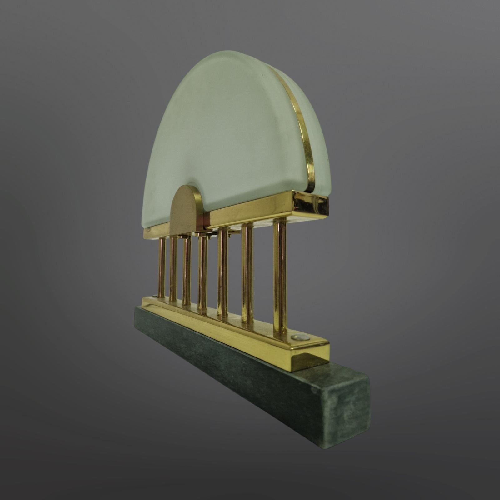 Hollywood Regency Hollywood regency glass, brass and marble table lamp, Italy 1980s For Sale