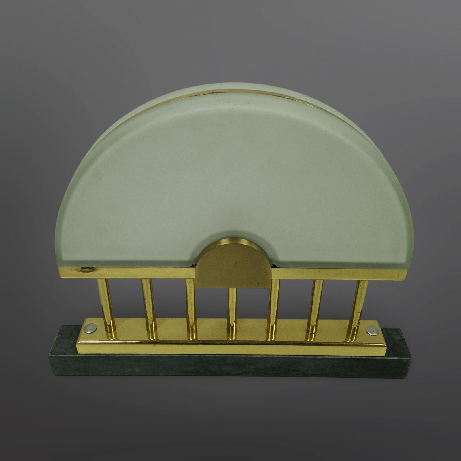 Hollywood regency glass, brass and marble table lamp, Italy 1980s In Good Condition For Sale In ECHT, NL