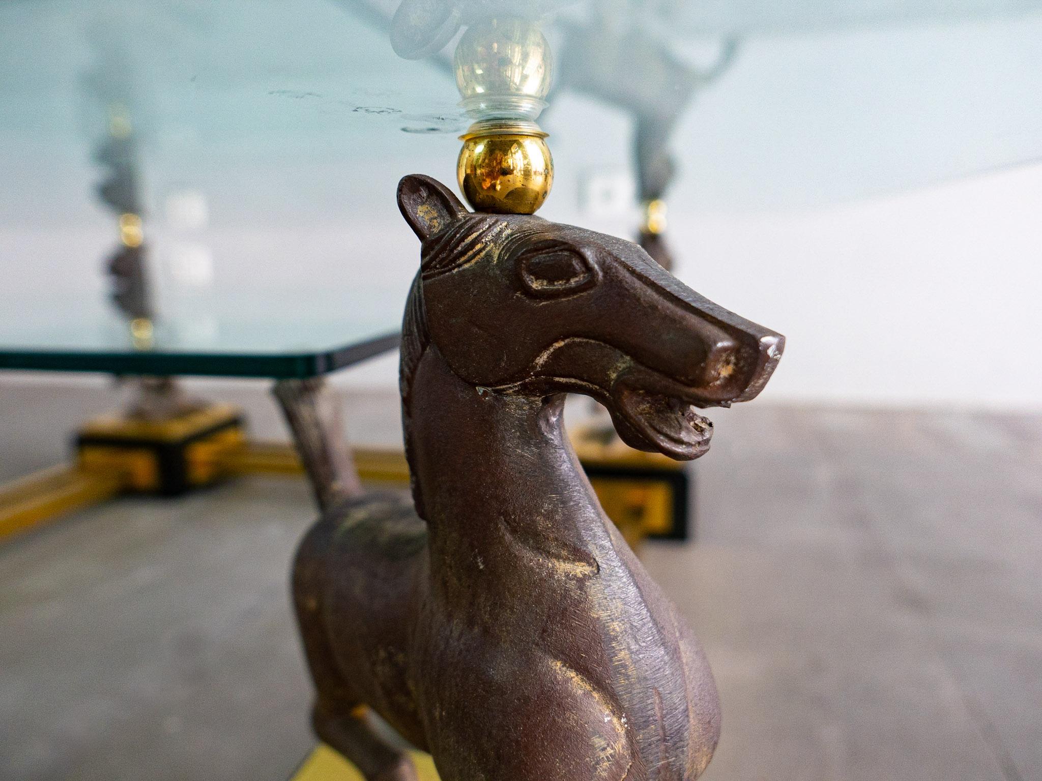 Fin du 20e siècle Table basse en laiton et verre Hollywood Regency avec chevaux volants en bronze, Maison Charles en vente