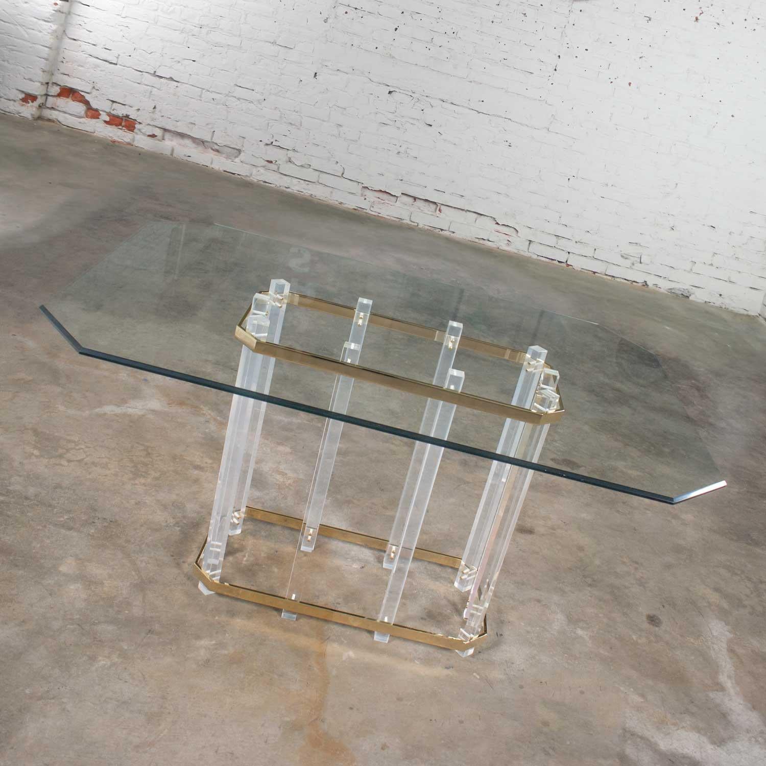 Magnifique table de salle à manger Hollywood Regency dans le style de Charles Hollis Jones, composée de verre, de plaques de laiton et de Lucite. Il est en très bon état. Si vous regardez de très près, vous pouvez trouver de petits endroits où la