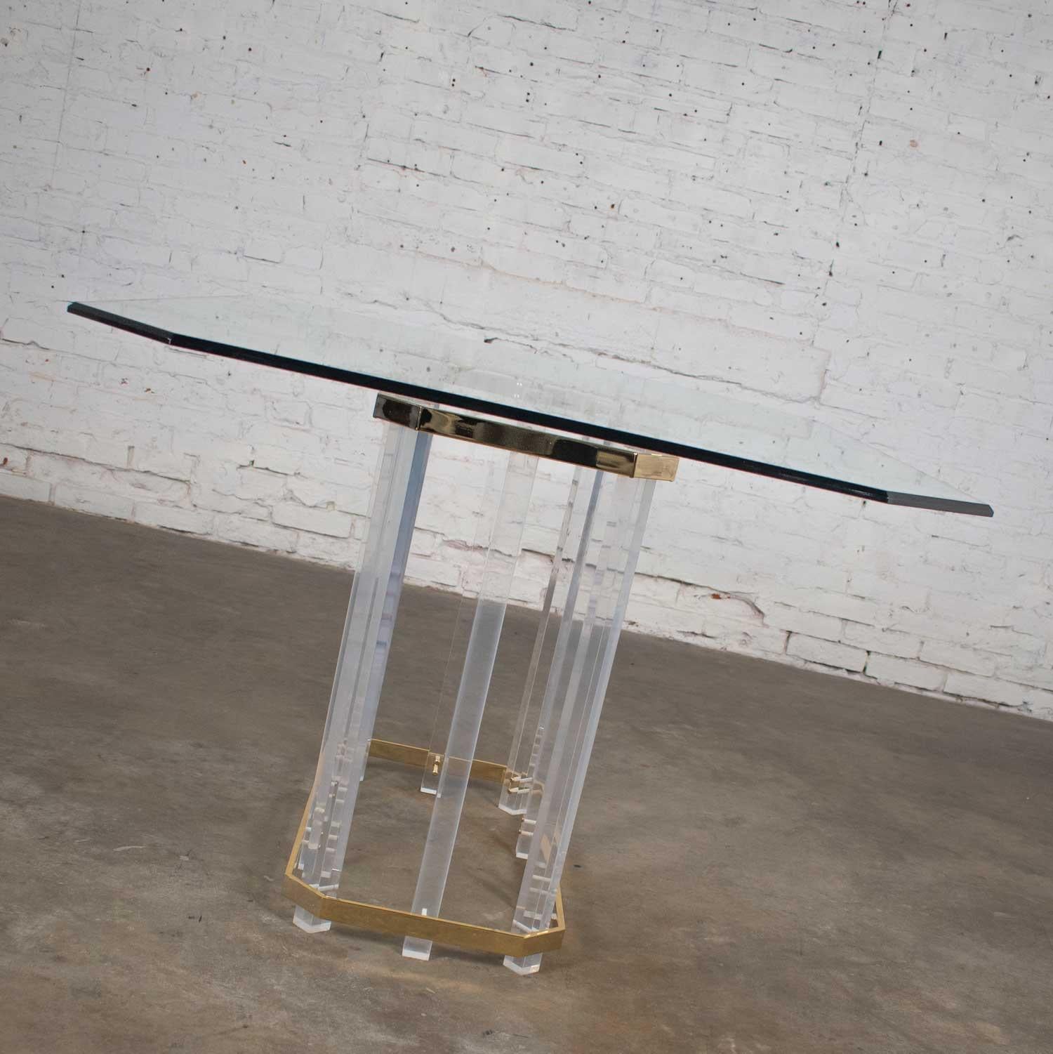 Laiton Table de salle à manger Hollywood Regency en verre, laiton et lucite, style Charles Hollis Jones en vente