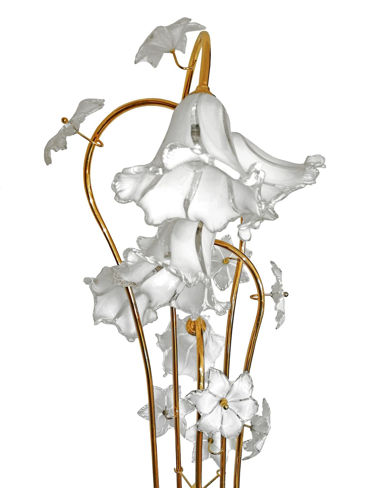 Stehlampe aus Muranoglas, Calla Lily, Blumenstrauß aus Kunstglas und vergoldetem Messing von Franco Luce (Italienisch) im Angebot