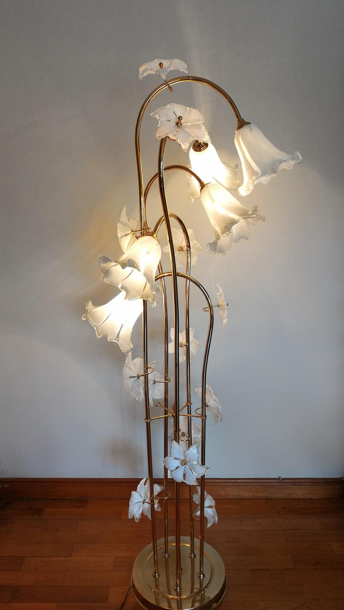 Stehlampe aus Muranoglas, Calla Lily, Blumenstrauß aus Kunstglas und vergoldetem Messing von Franco Luce (Vergoldet) im Angebot