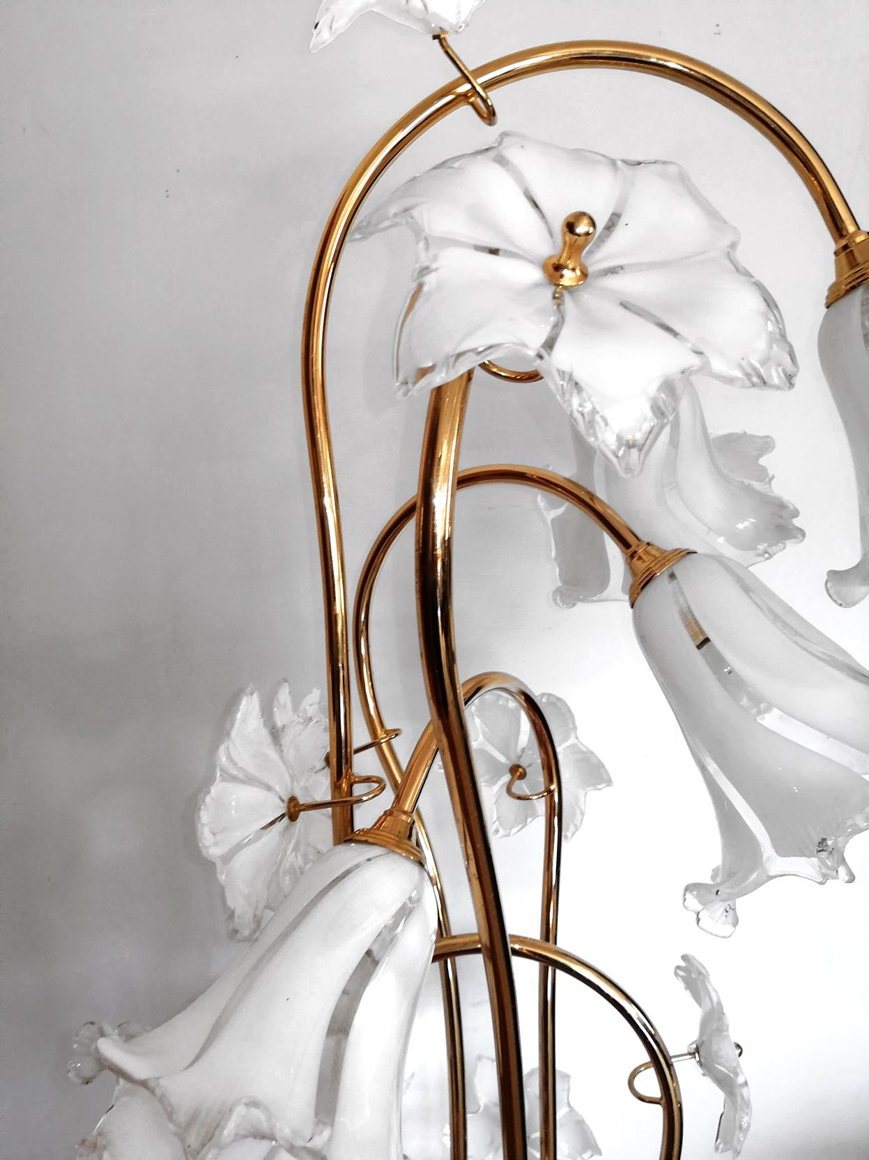 Stehlampe aus Muranoglas, Calla Lily, Blumenstrauß aus Kunstglas und vergoldetem Messing von Franco Luce (Moderne der Mitte des Jahrhunderts) im Angebot