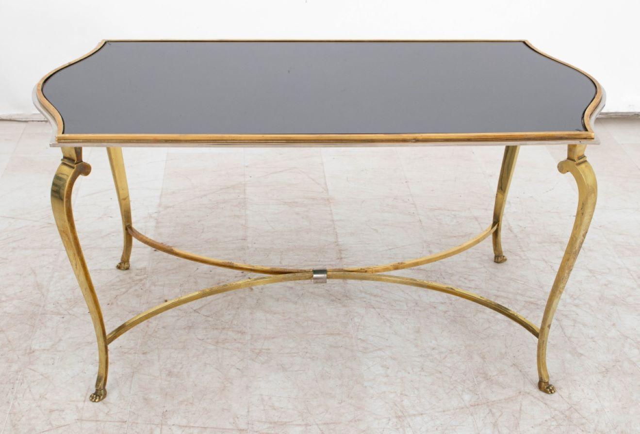 Table basse Hollywood Regency en laiton et verre fumé, avec bord chromé, support en forme de X et pieds en forme de pattes. 18