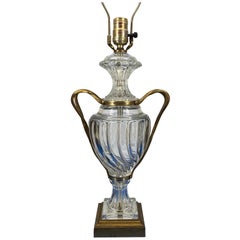 Hollywood  Lámpara de mesa en forma de urna de cristal Regency con asas de bronce