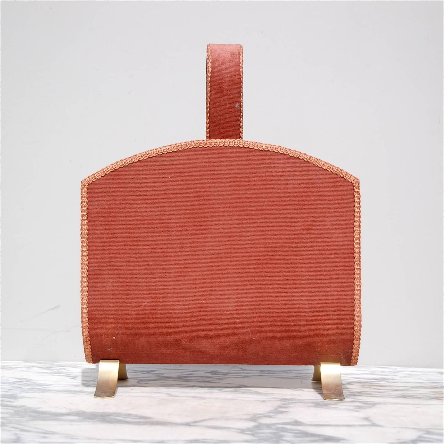 Mid-20th century magazine rack or newspaper holder in metal, which has been lacquered gold on the interior whilst the exterior is covered in its original dusty pink or vieux rose corduroy fabric with ribbon edging. Depending on which direction you