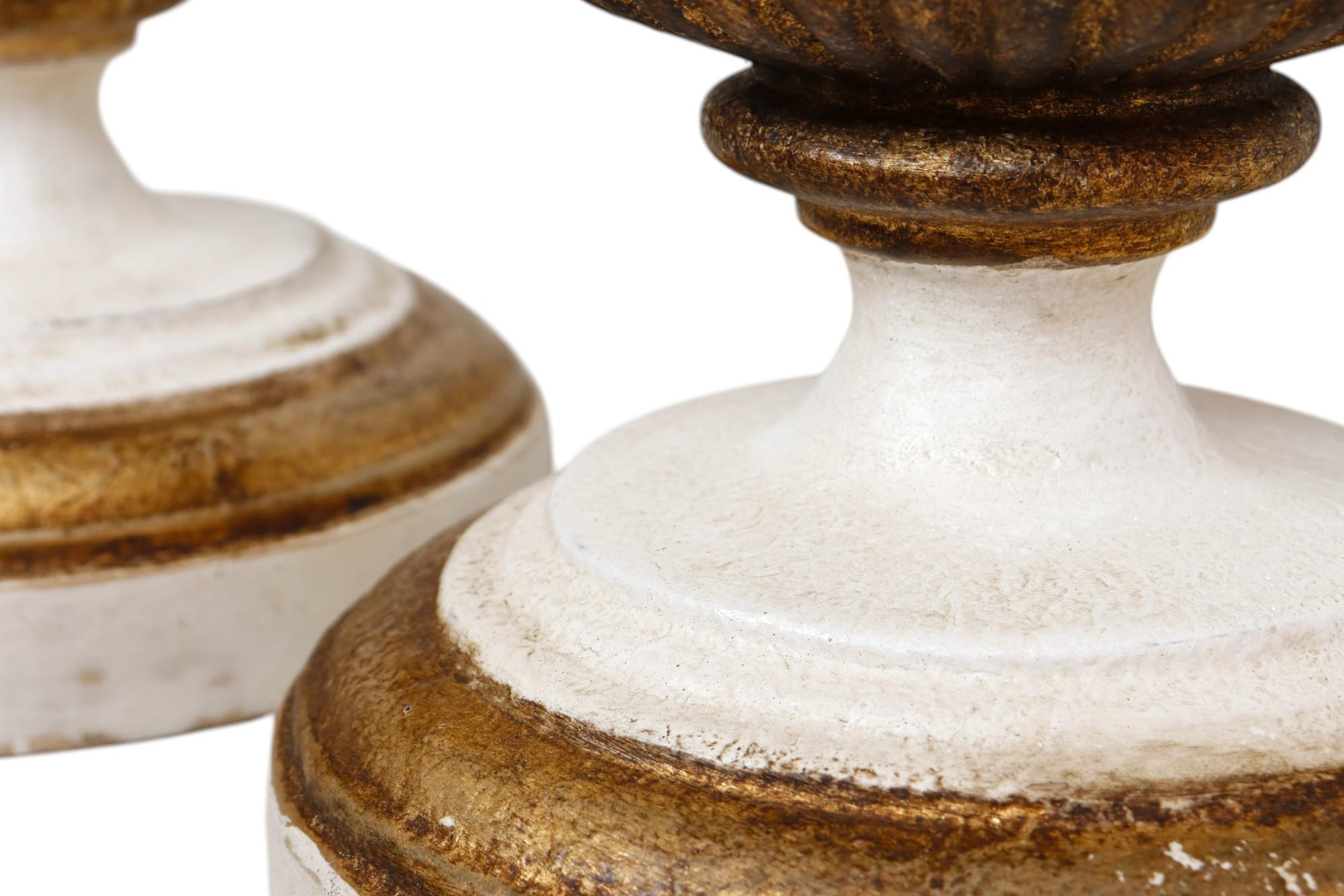 Paire de lampes de table or et blanc Hollywood Regency par Visual Comfort en vente 4