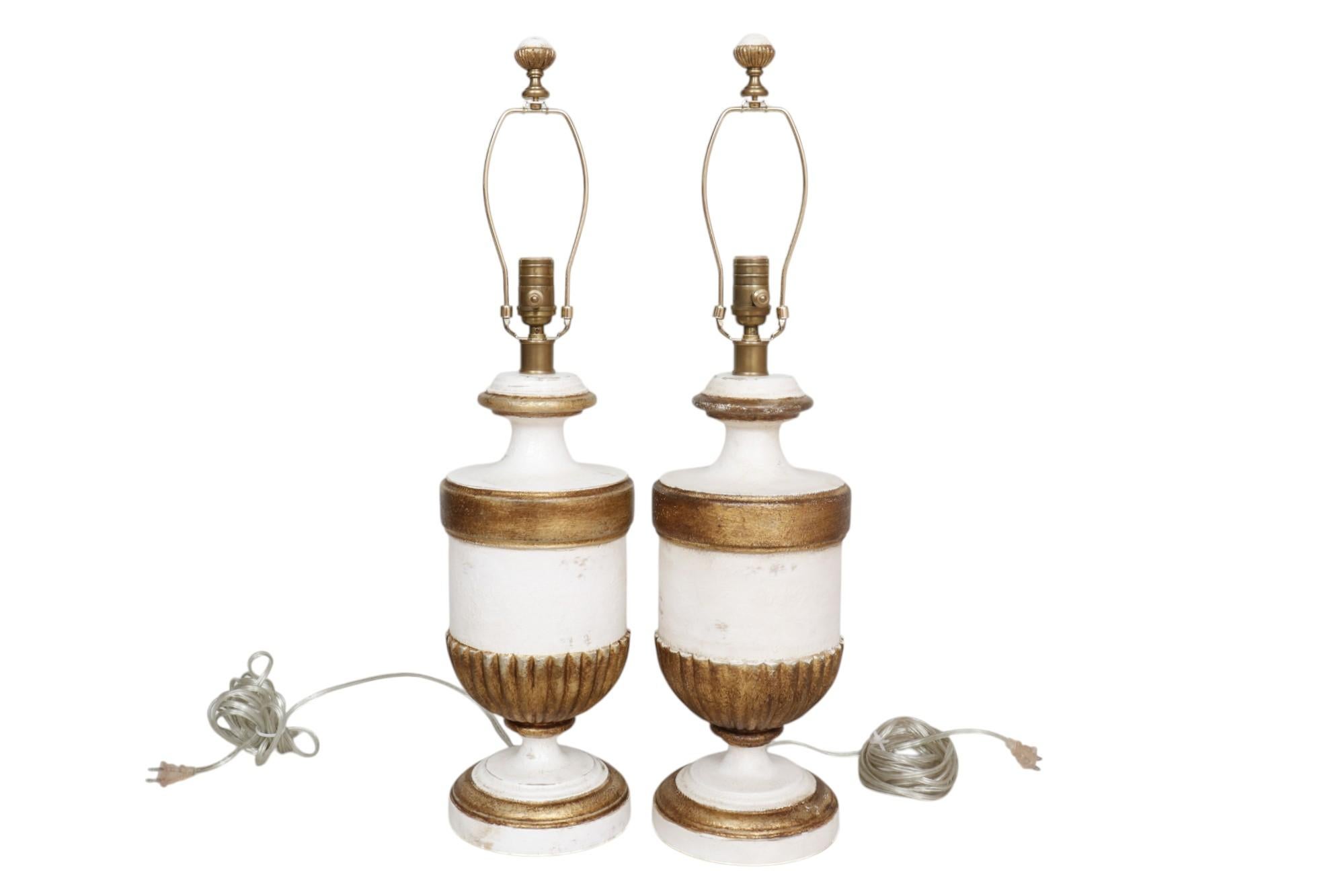 Paire de lampes de table or et blanc Hollywood Regency par Visual Comfort en vente 5