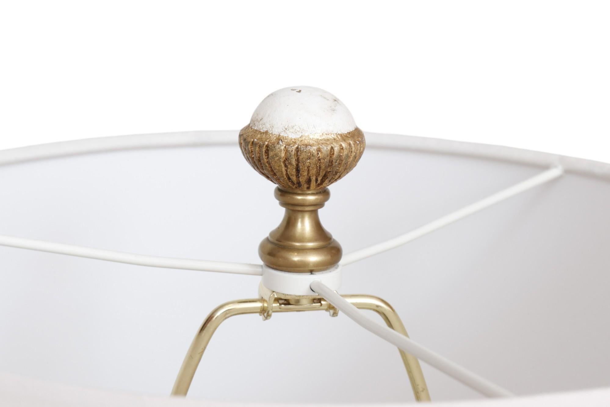 Américain Paire de lampes de table or et blanc Hollywood Regency par Visual Comfort en vente