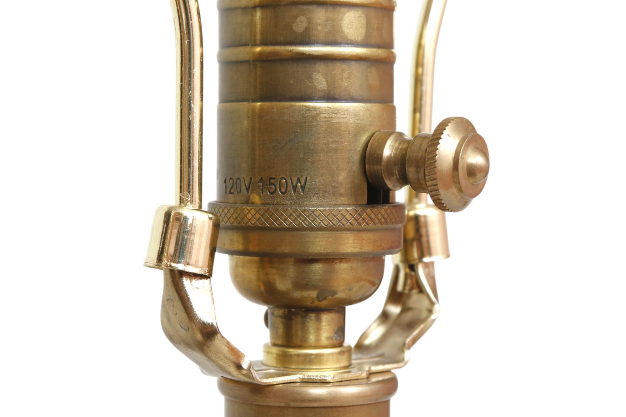 XXIe siècle et contemporain Paire de lampes de table or et blanc Hollywood Regency par Visual Comfort en vente