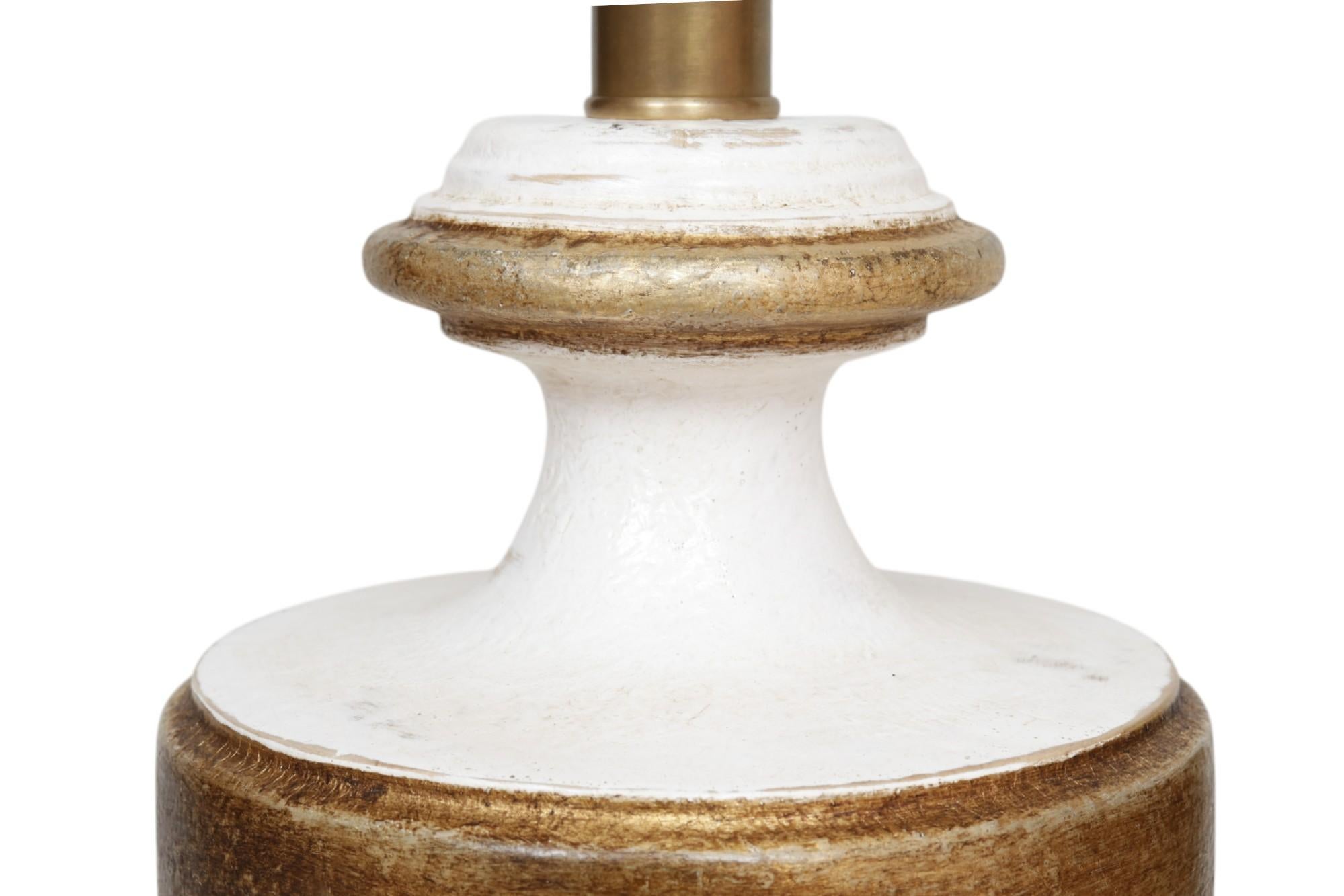 Paire de lampes de table or et blanc Hollywood Regency par Visual Comfort en vente 2