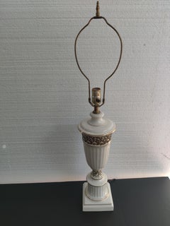 Lampe Hollywood Regency ornée d'un bordure en céramique gaufrée