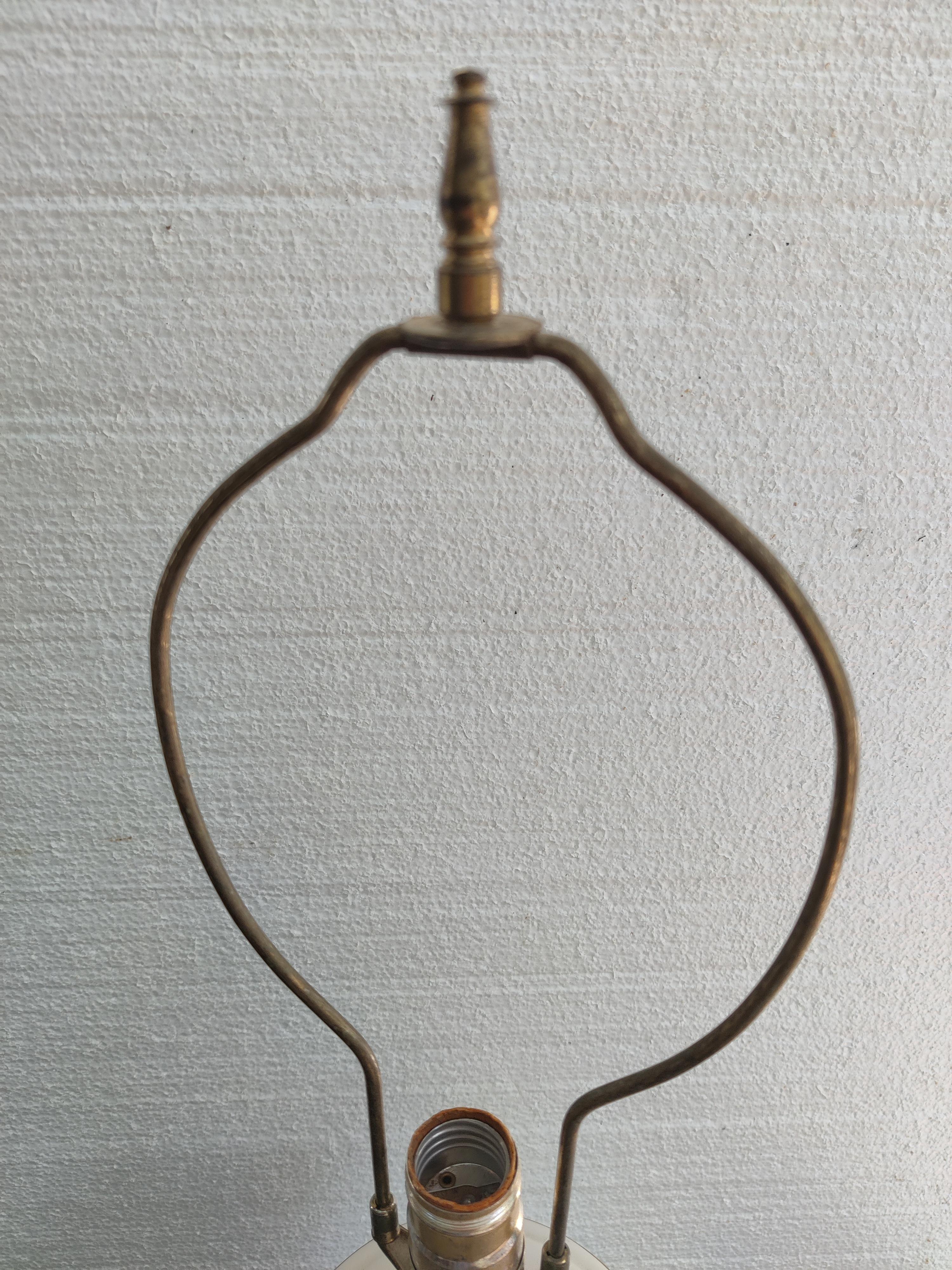 Hollywood Regency Gold Gilt Embossed Trim Ceramic Lamp In Good Condition For Sale In Cincinnati, OH