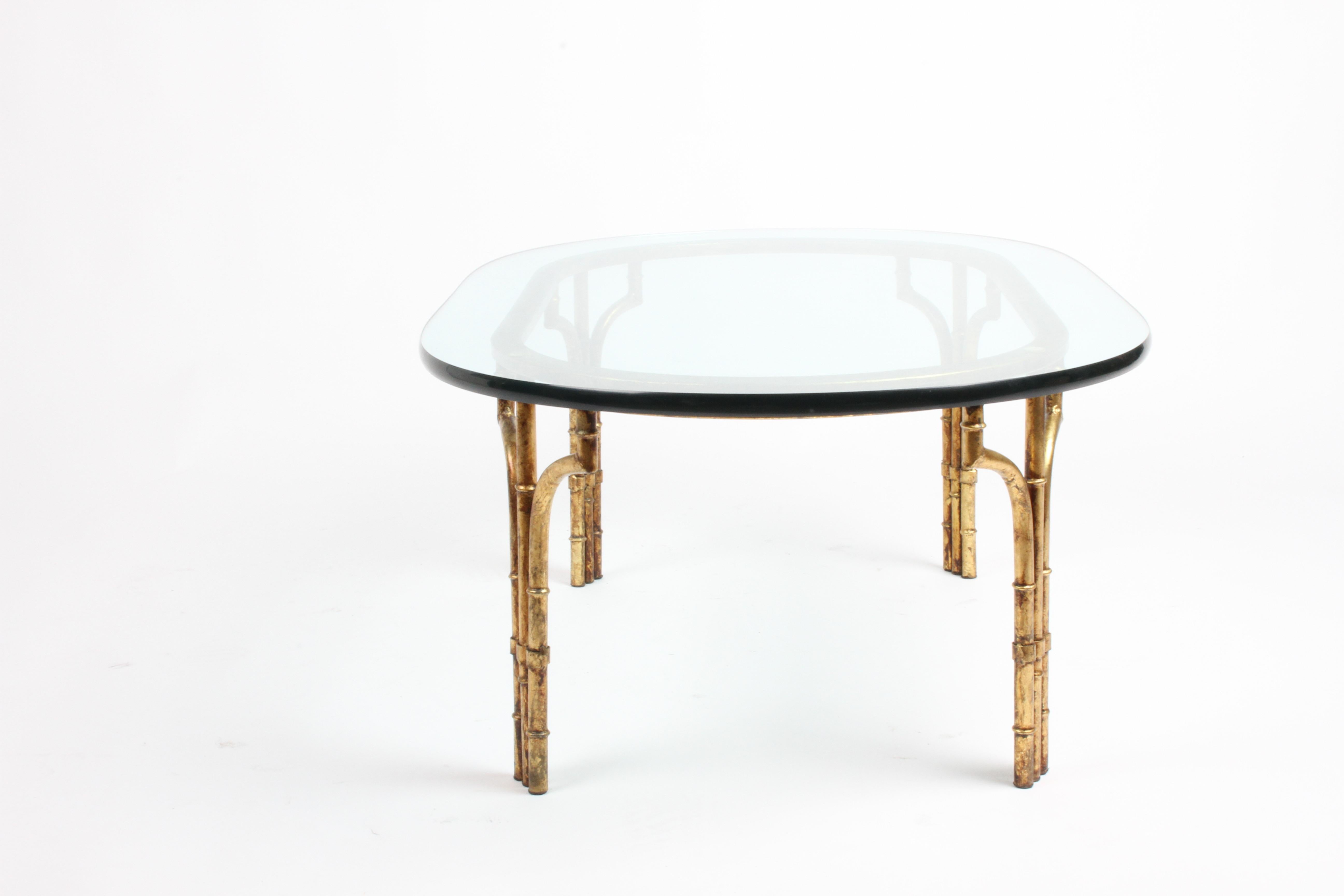 Table basse italienne Hollywood Regency dorée et dorée à plateau ovale en faux bambou avec plateau en verre en vente 4