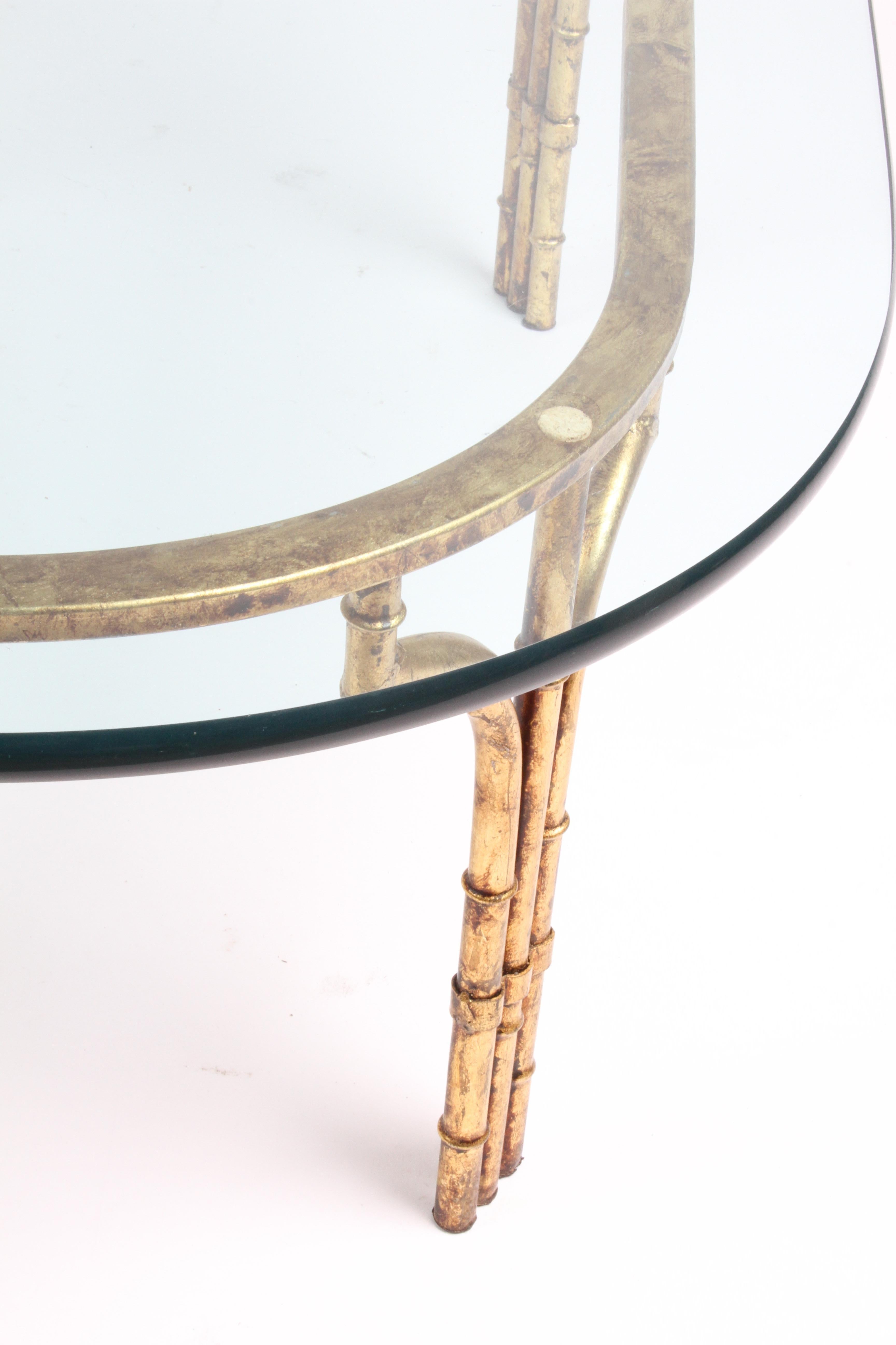 Table basse italienne Hollywood Regency dorée et dorée à plateau ovale en faux bambou avec plateau en verre en vente 5