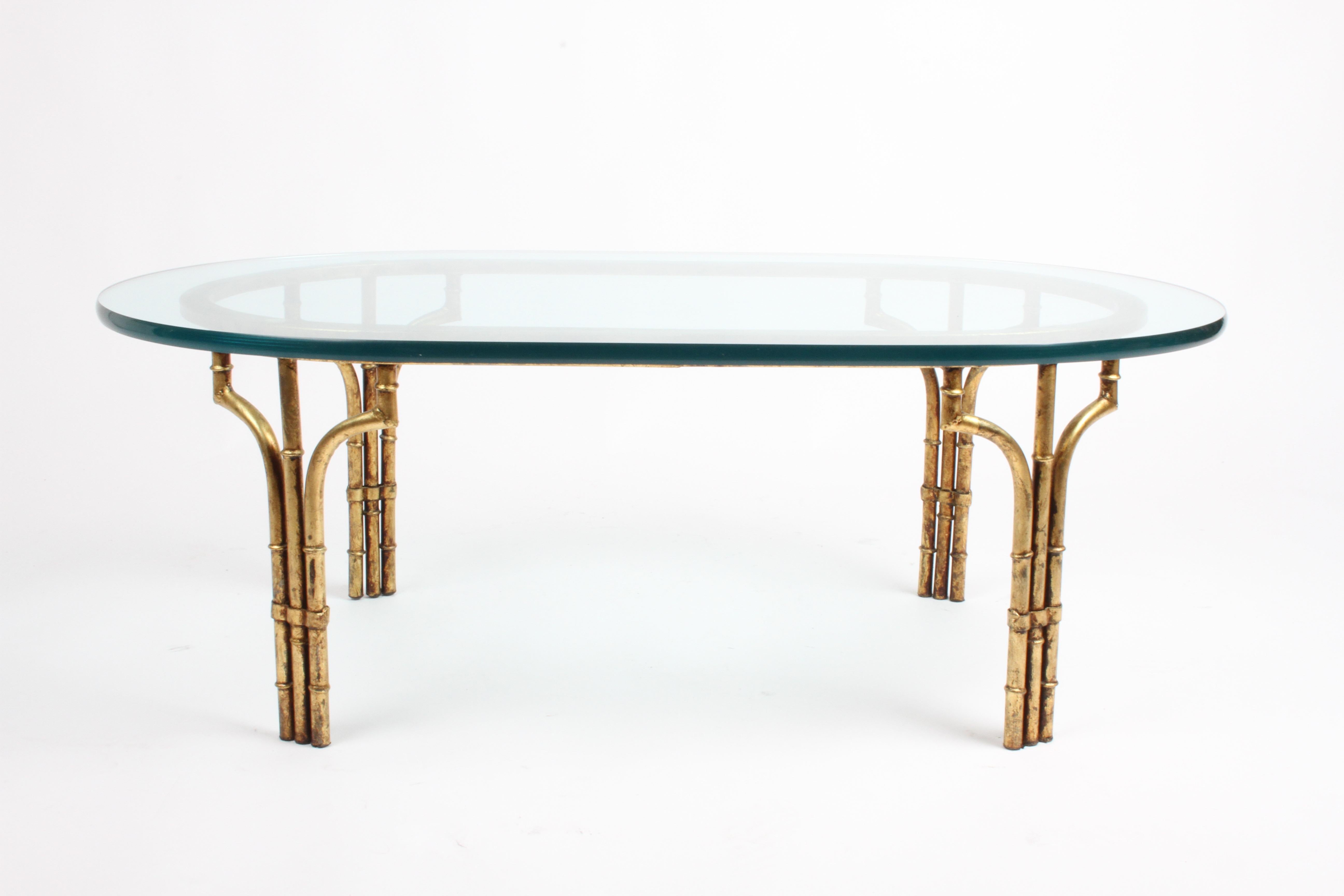 Doré Table basse italienne Hollywood Regency dorée et dorée à plateau ovale en faux bambou avec plateau en verre en vente