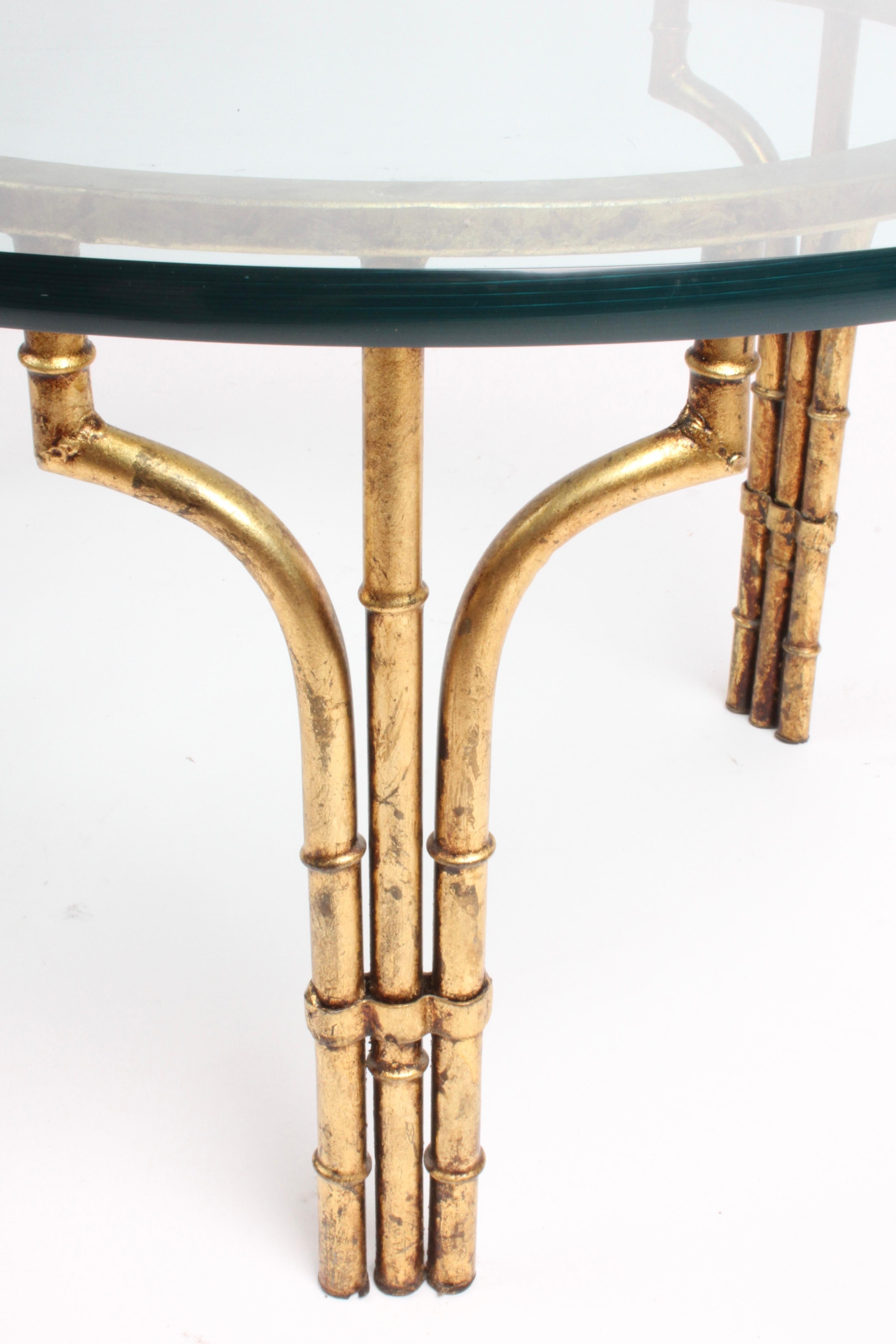 Table basse italienne Hollywood Regency dorée et dorée à plateau ovale en faux bambou avec plateau en verre Bon état - En vente à St. Louis, MO