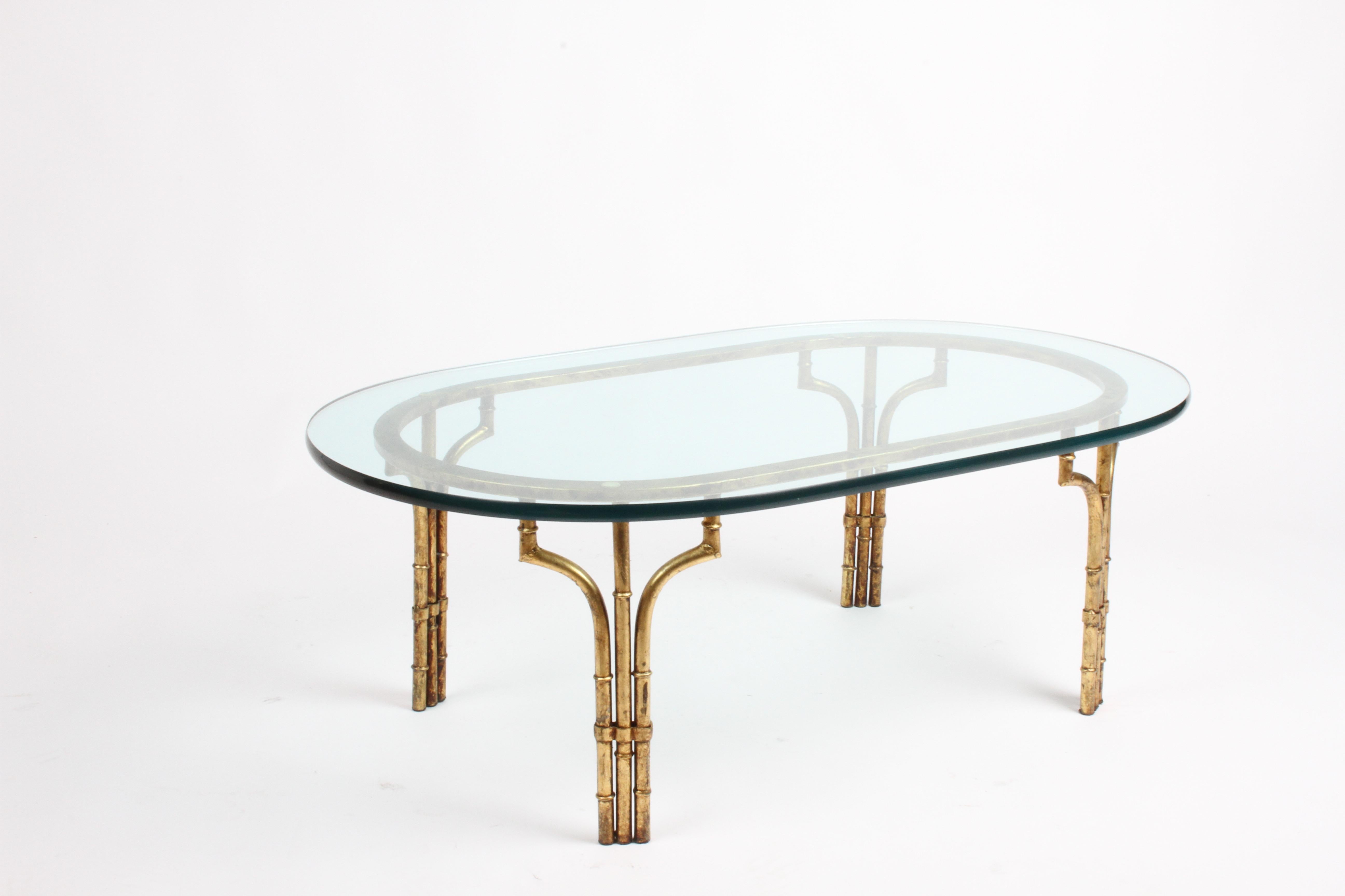 Table basse italienne Hollywood Regency dorée et dorée à plateau ovale en faux bambou avec plateau en verre en vente 1